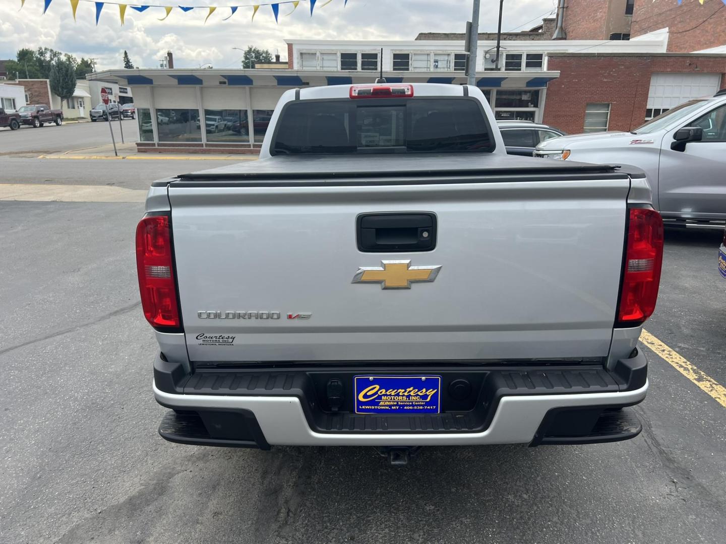 2018 SILVER /Black Chevrolet Colorado Z71 Crew Cab 4WD Short Box (1GCGTDEN8J1) with an 3.6L V6 DOHC 24V GAS engine, 6A transmission, located at 116 5th Avenue South, Lewistown, MT, 59457, 47.063877, -109.427879 - Call it the Swiss Army Truck: The Colorado can do everything from off-road exploring and hefty towing to running school carpools. Highly configurable and aptly skilled, it offers a trim for every occasion as well as the rugged-and-ready ZR2. It can tow a class-leading 7700 pounds with the optional d - Photo#1