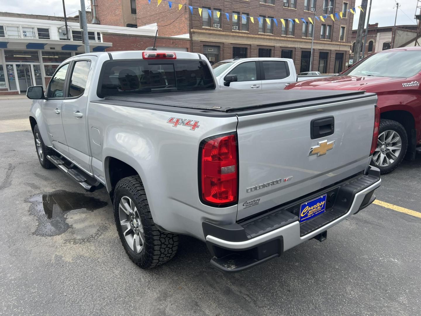 2018 SILVER /Black Chevrolet Colorado Z71 Crew Cab 4WD Short Box (1GCGTDEN8J1) with an 3.6L V6 DOHC 24V GAS engine, 6A transmission, located at 116 5th Avenue South, Lewistown, MT, 59457, 47.063877, -109.427879 - Call it the Swiss Army Truck: The Colorado can do everything from off-road exploring and hefty towing to running school carpools. Highly configurable and aptly skilled, it offers a trim for every occasion as well as the rugged-and-ready ZR2. It can tow a class-leading 7700 pounds with the optional d - Photo#6