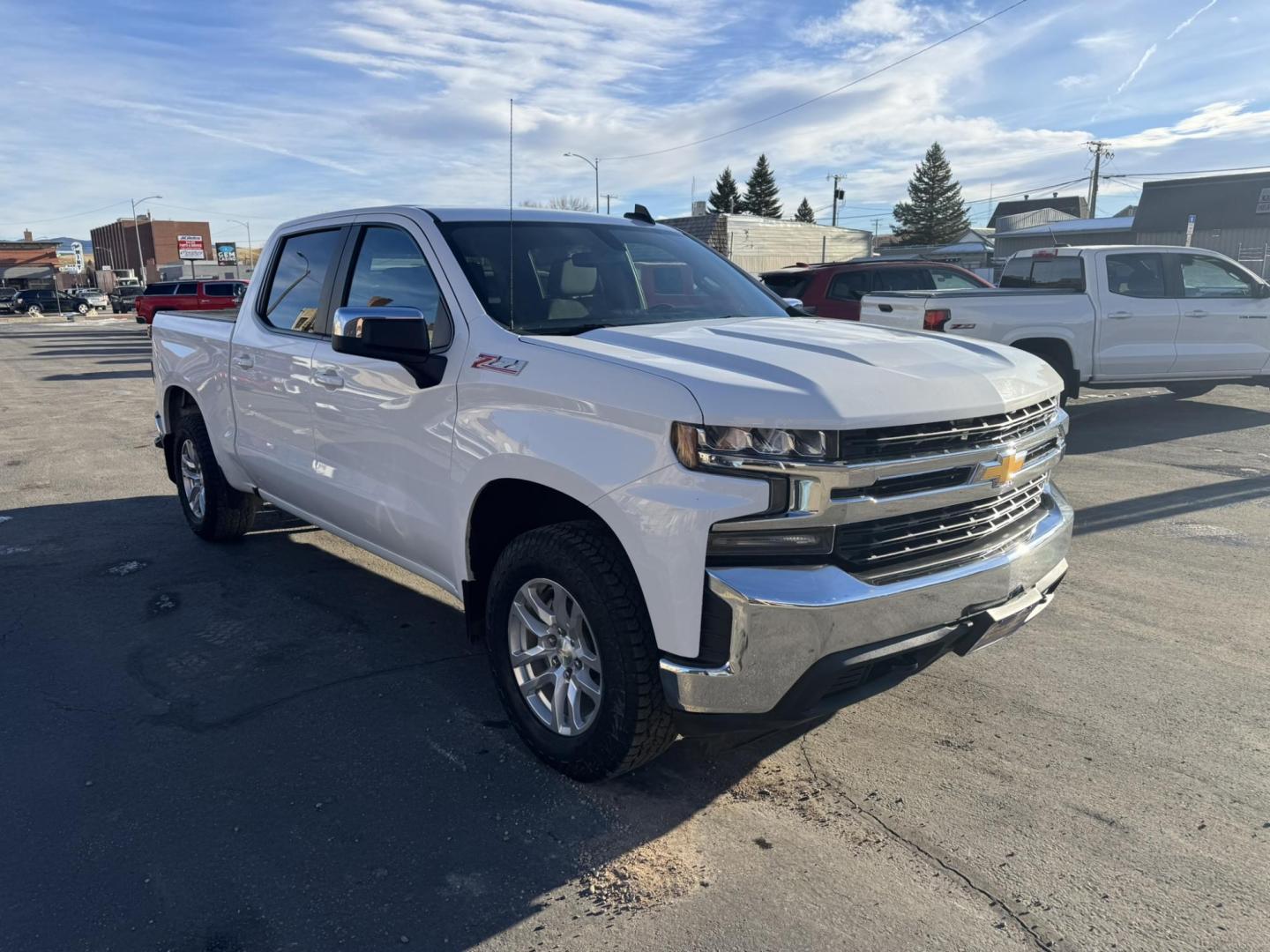 2020 WHITE /Charcoal Chevrolet Silverado 1500 LT Crew Cab Short Box 4WD (1GCUYDED1LZ) with an 5.3L V8 OHV 16V engine, 6A transmission, located at 116 5th Avenue South, Lewistown, MT, 59457, 47.063877, -109.427879 - Clean Car Fax on this 2020 Chevrolet Silverado LT! Chevrolet fully redesigned its Silverado 1500 just last year, giving it improved fuel economy, a roomier cabin, and new styling to help it stand out from the crowd. For 2020, you might think that Chevy would just stand pat. Instead, the 1500 gets - Photo#0