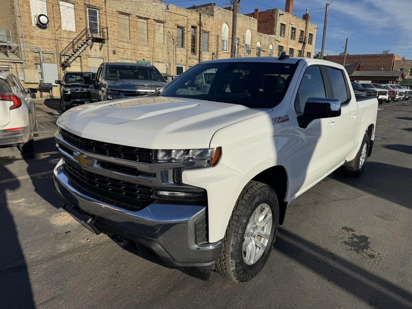 2020 WHITE /Charcoal Chevrolet Silverado 1500 LT Crew Cab Short Box 4WD (1GCUYDED1LZ) with an 5.3L V8 OHV 16V engine, 6A transmission, located at 116 5th Avenue South, Lewistown, MT, 59457, 47.063877, -109.427879 - Clean Car Fax on this 2020 Chevrolet Silverado LT! Chevrolet fully redesigned its Silverado 1500 just last year, giving it improved fuel economy, a roomier cabin, and new styling to help it stand out from the crowd. For 2020, you might think that Chevy would just stand pat. Instead, the 1500 gets - Photo#1