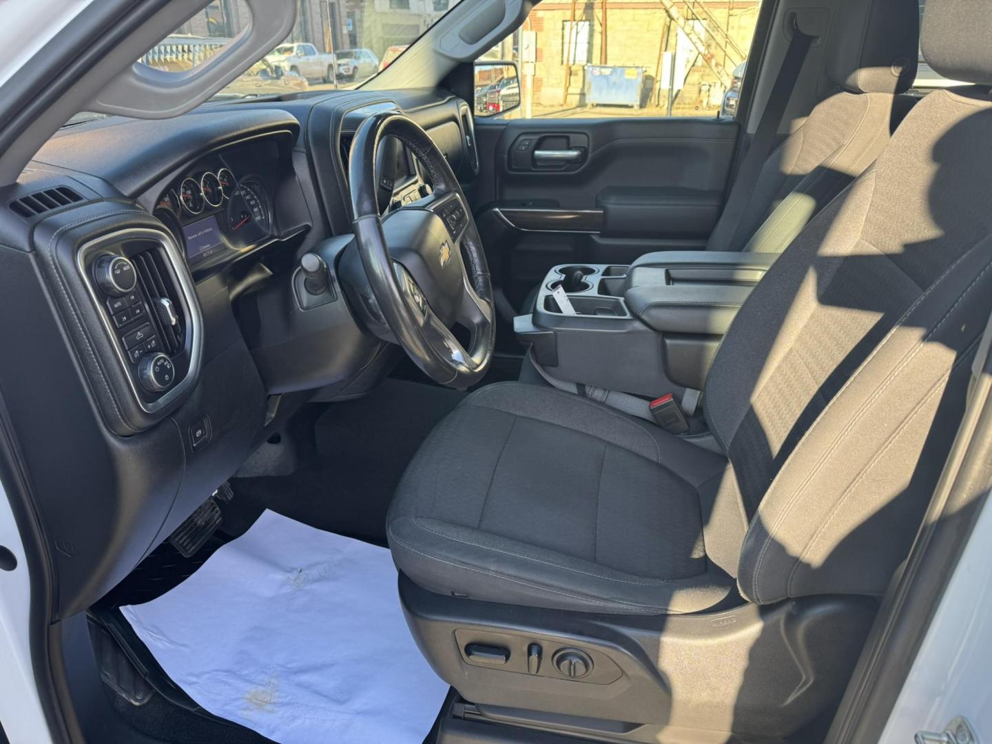 2020 WHITE /Charcoal Chevrolet Silverado 1500 LT Crew Cab Short Box 4WD (1GCUYDED1LZ) with an 5.3L V8 OHV 16V engine, 6A transmission, located at 116 5th Avenue South, Lewistown, MT, 59457, 47.063877, -109.427879 - Clean Car Fax on this 2020 Chevrolet Silverado LT! Chevrolet fully redesigned its Silverado 1500 just last year, giving it improved fuel economy, a roomier cabin, and new styling to help it stand out from the crowd. For 2020, you might think that Chevy would just stand pat. Instead, the 1500 gets - Photo#12