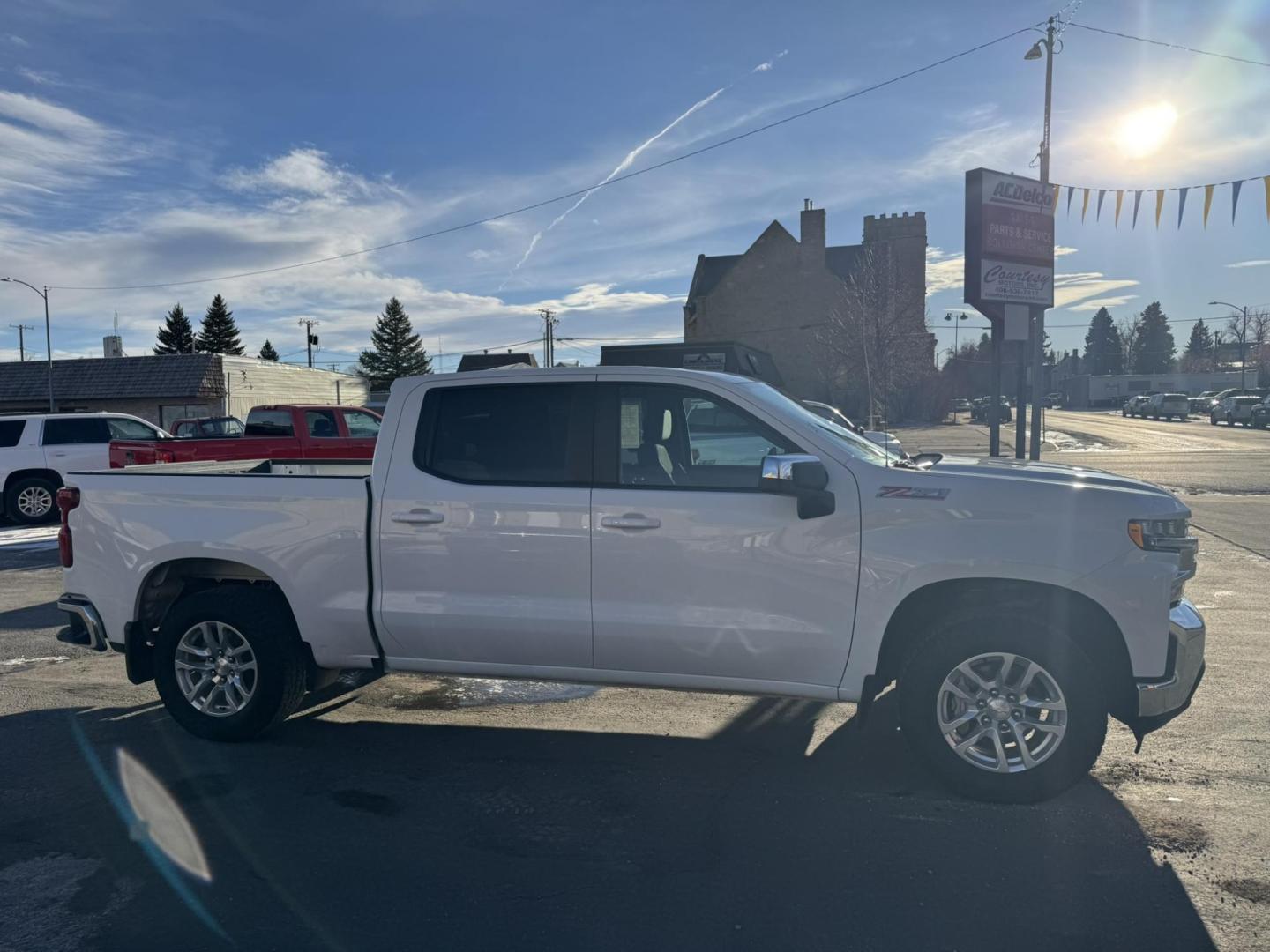 2020 WHITE /Charcoal Chevrolet Silverado 1500 LT Crew Cab Short Box 4WD (1GCUYDED1LZ) with an 5.3L V8 OHV 16V engine, 6A transmission, located at 116 5th Avenue South, Lewistown, MT, 59457, 47.063877, -109.427879 - Clean Car Fax on this 2020 Chevrolet Silverado LT! Chevrolet fully redesigned its Silverado 1500 just last year, giving it improved fuel economy, a roomier cabin, and new styling to help it stand out from the crowd. For 2020, you might think that Chevy would just stand pat. Instead, the 1500 gets - Photo#2