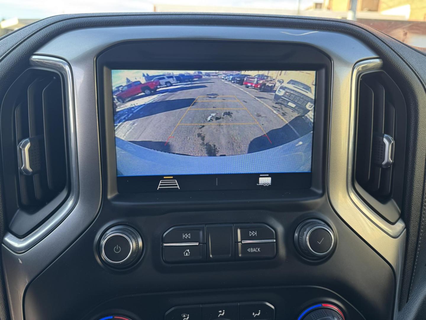 2020 WHITE /Charcoal Chevrolet Silverado 1500 LT Crew Cab Short Box 4WD (1GCUYDED1LZ) with an 5.3L V8 OHV 16V engine, 6A transmission, located at 116 5th Avenue South, Lewistown, MT, 59457, 47.063877, -109.427879 - Clean Car Fax on this 2020 Chevrolet Silverado LT! Chevrolet fully redesigned its Silverado 1500 just last year, giving it improved fuel economy, a roomier cabin, and new styling to help it stand out from the crowd. For 2020, you might think that Chevy would just stand pat. Instead, the 1500 gets - Photo#21