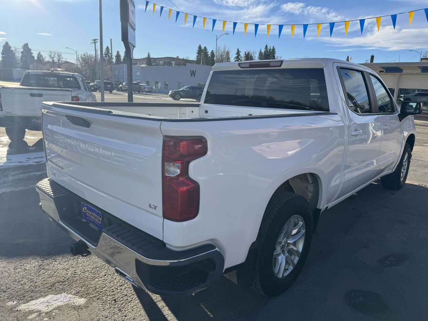 2020 WHITE /Charcoal Chevrolet Silverado 1500 LT Crew Cab Short Box 4WD (1GCUYDED1LZ) with an 5.3L V8 OHV 16V engine, 6A transmission, located at 116 5th Avenue South, Lewistown, MT, 59457, 47.063877, -109.427879 - Clean Car Fax on this 2020 Chevrolet Silverado LT! Chevrolet fully redesigned its Silverado 1500 just last year, giving it improved fuel economy, a roomier cabin, and new styling to help it stand out from the crowd. For 2020, you might think that Chevy would just stand pat. Instead, the 1500 gets - Photo#3