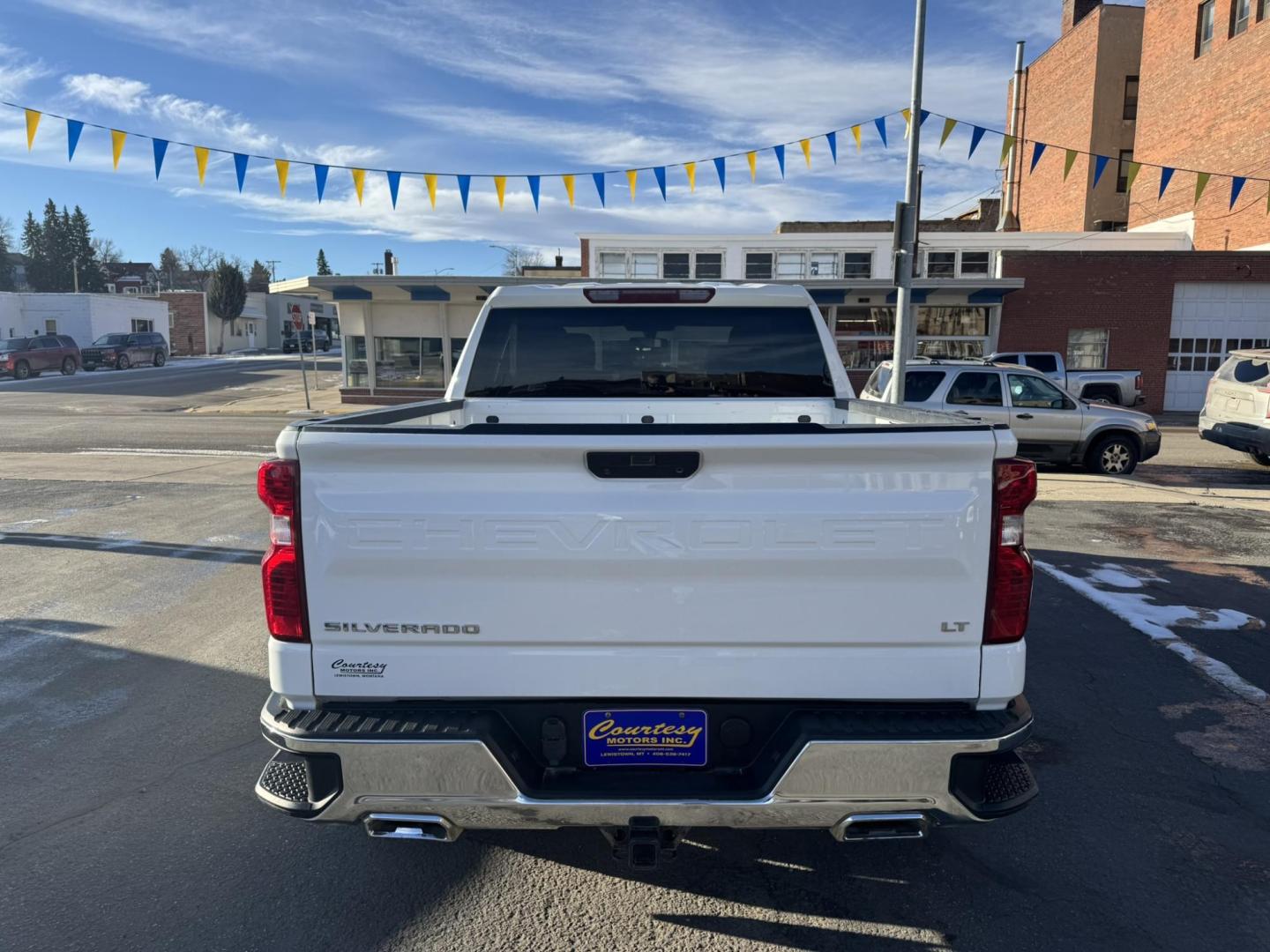 2020 WHITE /Charcoal Chevrolet Silverado 1500 LT Crew Cab Short Box 4WD (1GCUYDED1LZ) with an 5.3L V8 OHV 16V engine, 6A transmission, located at 116 5th Avenue South, Lewistown, MT, 59457, 47.063877, -109.427879 - Clean Car Fax on this 2020 Chevrolet Silverado LT! Chevrolet fully redesigned its Silverado 1500 just last year, giving it improved fuel economy, a roomier cabin, and new styling to help it stand out from the crowd. For 2020, you might think that Chevy would just stand pat. Instead, the 1500 gets - Photo#4