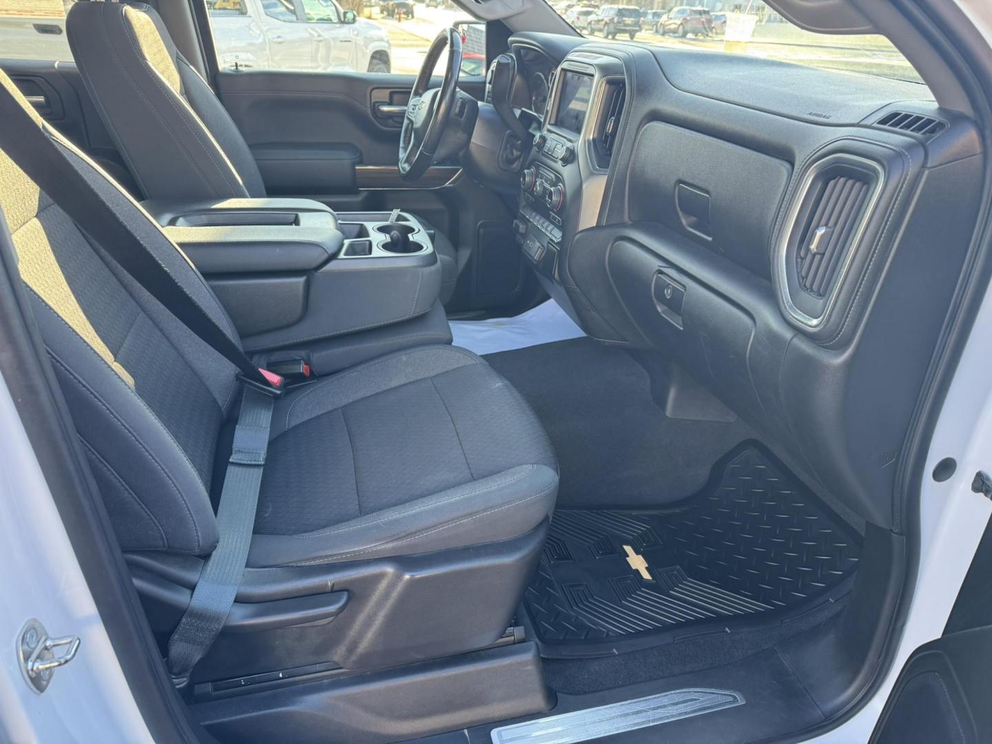 2020 WHITE /Charcoal Chevrolet Silverado 1500 LT Crew Cab Short Box 4WD (1GCUYDED1LZ) with an 5.3L V8 OHV 16V engine, 6A transmission, located at 116 5th Avenue South, Lewistown, MT, 59457, 47.063877, -109.427879 - Clean Car Fax on this 2020 Chevrolet Silverado LT! Chevrolet fully redesigned its Silverado 1500 just last year, giving it improved fuel economy, a roomier cabin, and new styling to help it stand out from the crowd. For 2020, you might think that Chevy would just stand pat. Instead, the 1500 gets - Photo#9