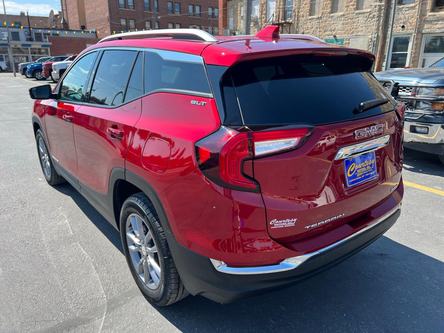 2022 Maroon /Black GMC Terrain SLT AWD (3GKALVEV8NL) with an 1.5L L4 DOHC TURBO engine, 6A transmission, located at 116 5th Avenue South, Lewistown, MT, 59457, 47.063877, -109.427879 - Discover the 2022 GMC Terrain SLT AWD - Where Elegance Meets Performance! Elevate your driving experience with the 2022 GMC Terrain SLT AWD. Designed to command attention and deliver top-tier performance, this SUV seamlessly merges style with capability. Luxurious Craftsmanship: Step inside t - Photo#4