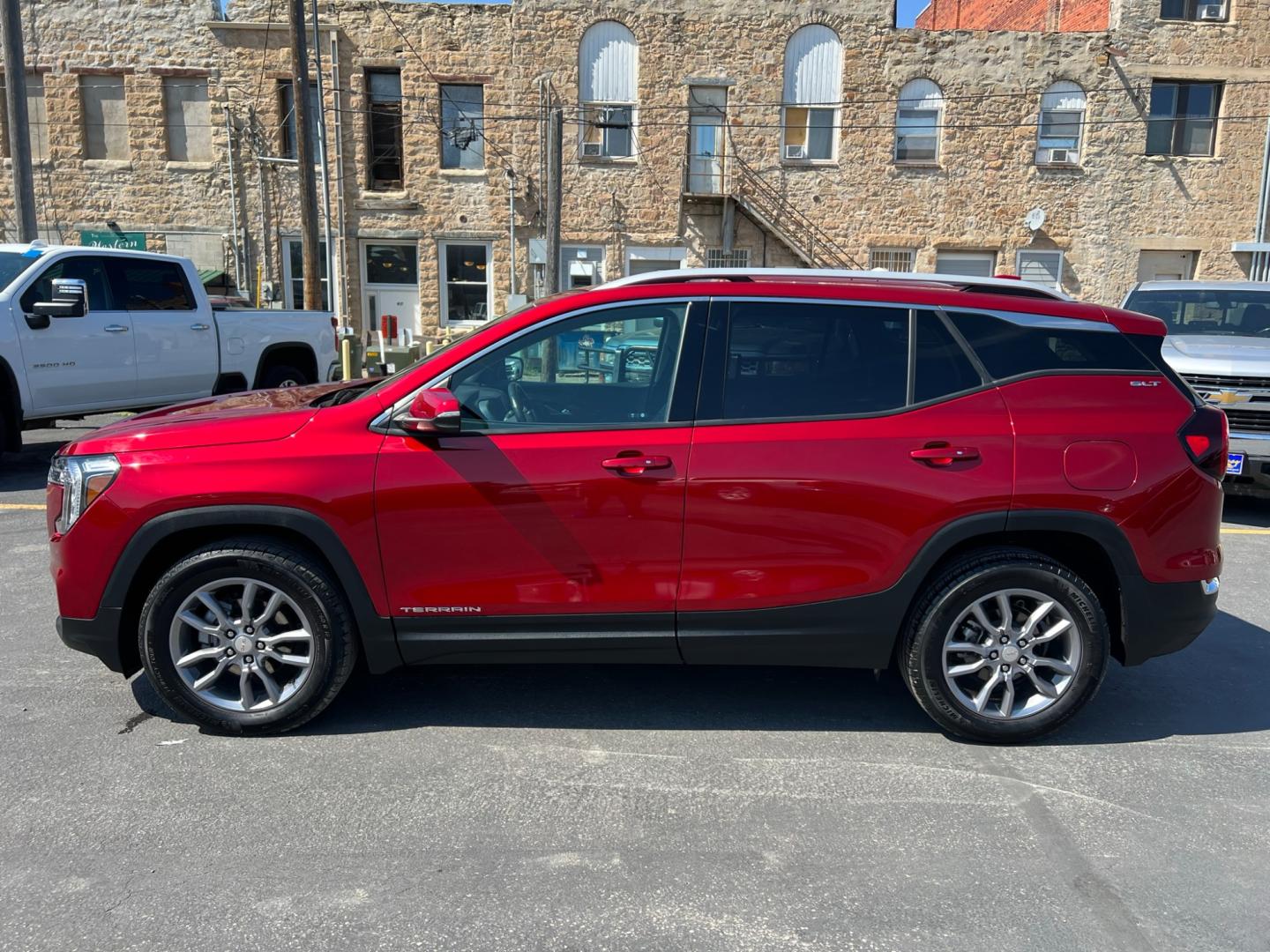 2022 Maroon /Black GMC Terrain SLT AWD (3GKALVEV8NL) with an 1.5L L4 DOHC TURBO engine, 6A transmission, located at 116 5th Avenue South, Lewistown, MT, 59457, 47.063877, -109.427879 - Discover the 2022 GMC Terrain SLT AWD - Where Elegance Meets Performance! Elevate your driving experience with the 2022 GMC Terrain SLT AWD. Designed to command attention and deliver top-tier performance, this SUV seamlessly merges style with capability. Luxurious Craftsmanship: Step inside t - Photo#5