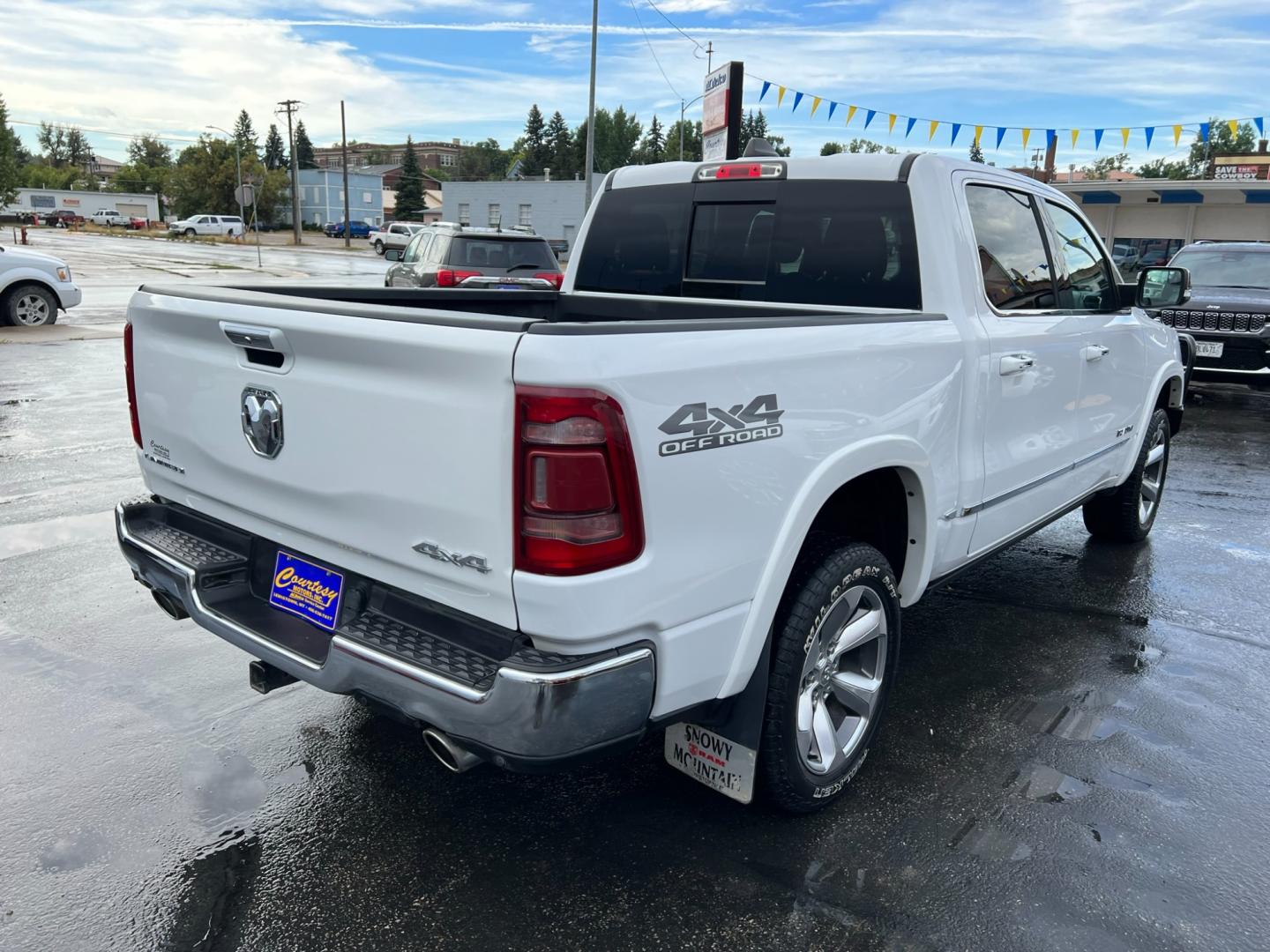 2020 WHITE /Charcoal RAM 1500 Limited Crew Cab SWB 4WD (1C6SRFHT8LN) with an 5.7L V8 OHV 16V engine, 8A transmission, located at 116 5th Avenue South, Lewistown, MT, 59457, 47.063877, -109.427879 - Photo#1