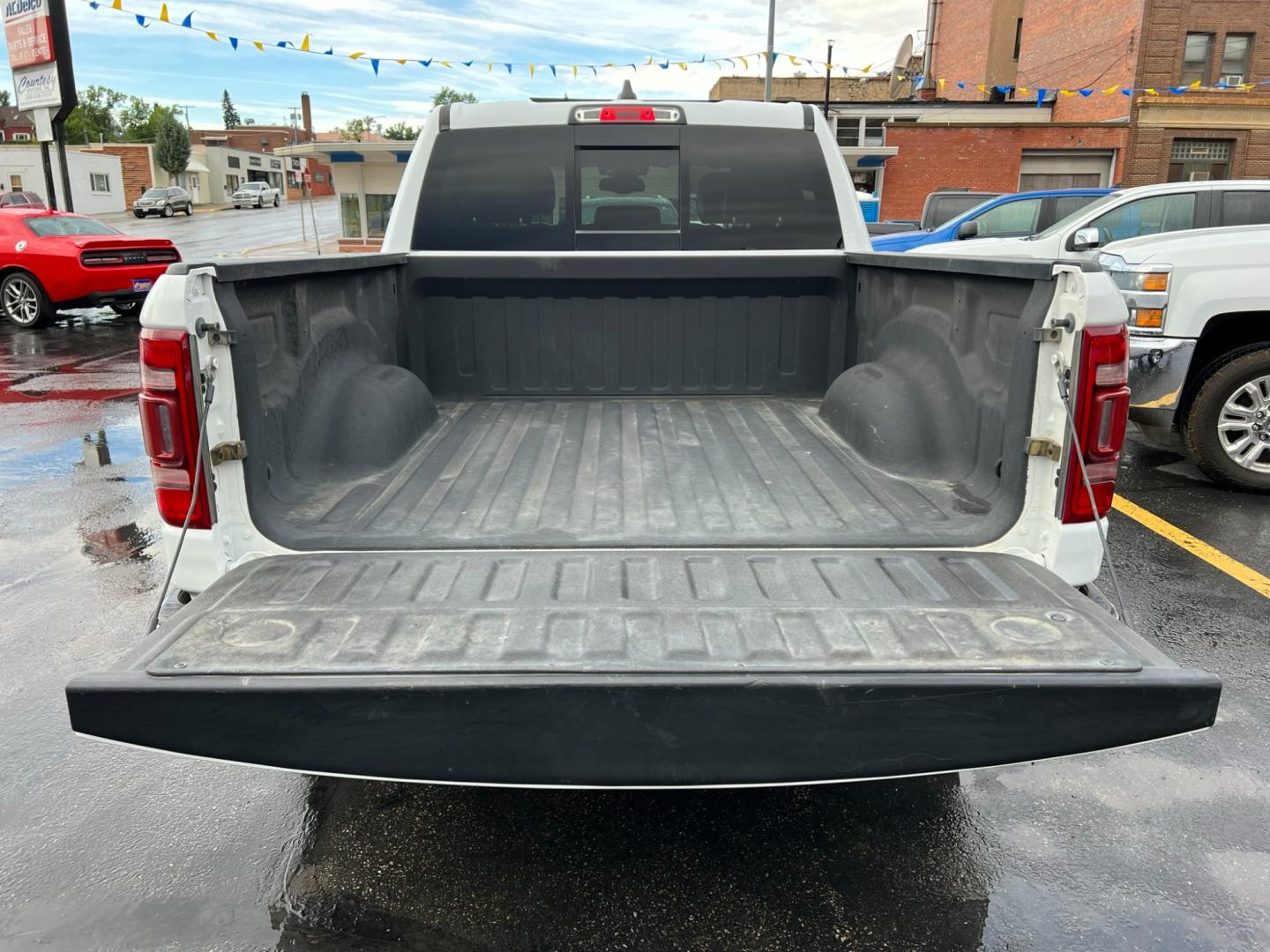 2020 WHITE /Charcoal RAM 1500 Limited Crew Cab SWB 4WD (1C6SRFHT8LN) with an 5.7L V8 OHV 16V engine, 8A transmission, located at 116 5th Avenue South, Lewistown, MT, 59457, 47.063877, -109.427879 - Photo#3