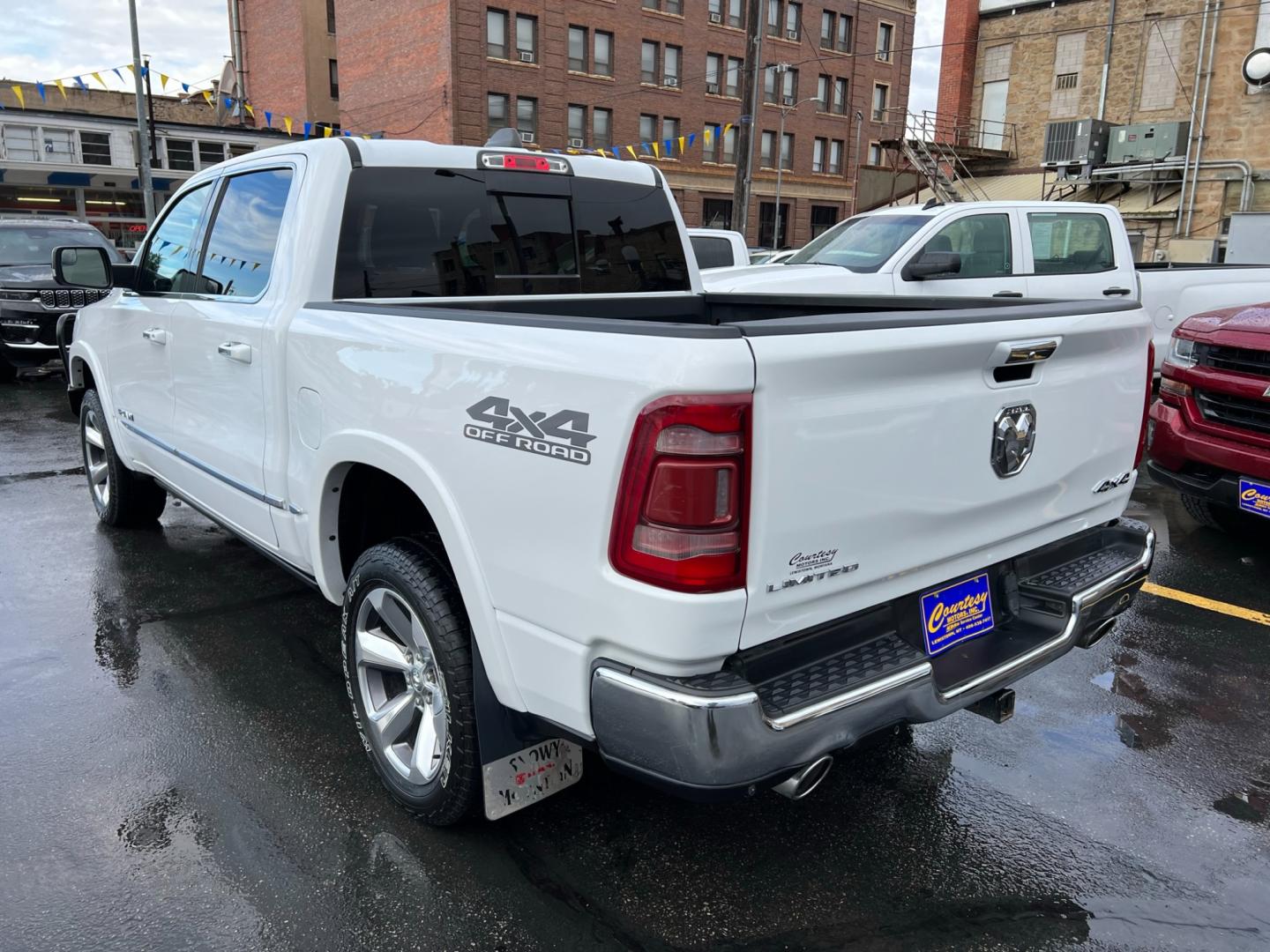 2020 WHITE /Charcoal RAM 1500 Limited Crew Cab SWB 4WD (1C6SRFHT8LN) with an 5.7L V8 OHV 16V engine, 8A transmission, located at 116 5th Avenue South, Lewistown, MT, 59457, 47.063877, -109.427879 - Photo#4