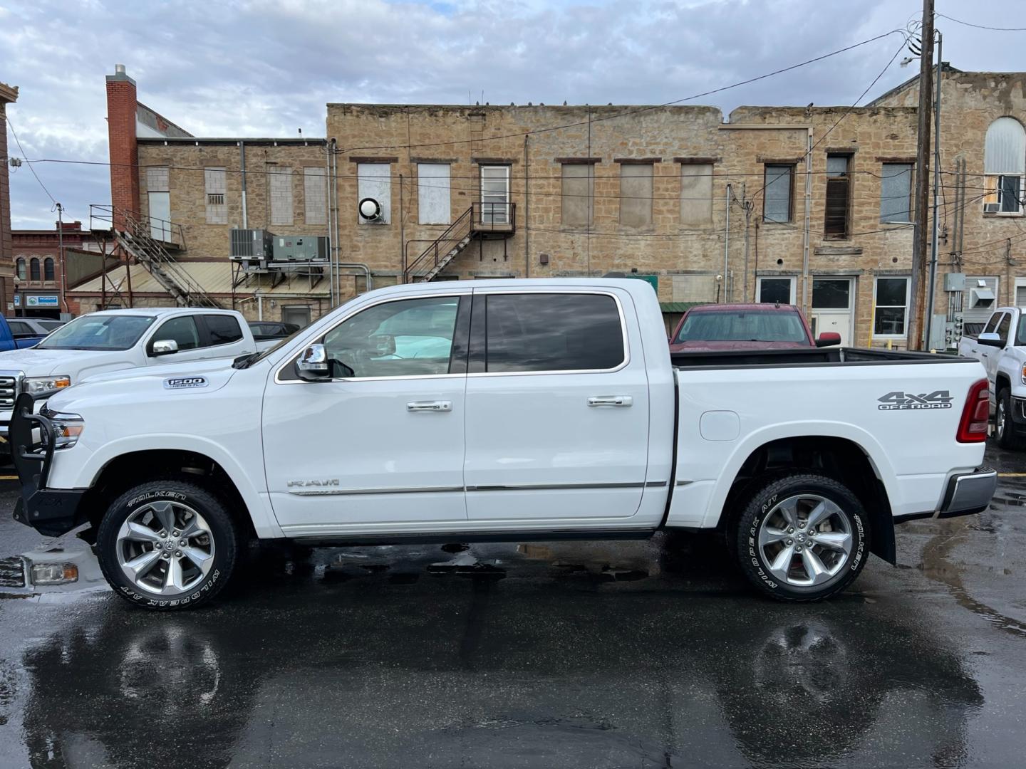 2020 WHITE /Charcoal RAM 1500 Limited Crew Cab SWB 4WD (1C6SRFHT8LN) with an 5.7L V8 OHV 16V engine, 8A transmission, located at 116 5th Avenue South, Lewistown, MT, 59457, 47.063877, -109.427879 - Photo#5