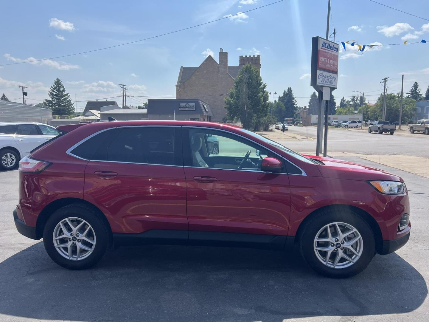 2021 /Cream Ford Edge SEL AWD (2FMPK4J96MB) with an 2.0L L4 DOHC 16V engine, 6A transmission, located at 116 5th Avenue South, Lewistown, MT, 59457, 47.063877, -109.427879 - Clean Car Fax on this 2021 Ford Edge SEL AWD! Loaded with heater leather, steering wheel, and more! - Photo#1