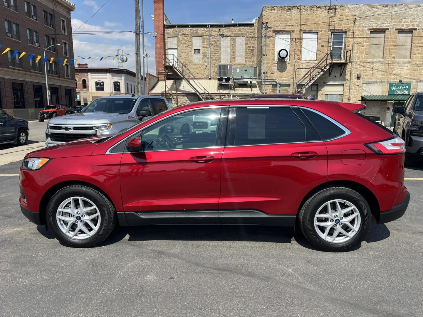 2021 /Cream Ford Edge SEL AWD (2FMPK4J96MB) with an 2.0L L4 DOHC 16V engine, 6A transmission, located at 116 5th Avenue South, Lewistown, MT, 59457, 47.063877, -109.427879 - Clean Car Fax on this 2021 Ford Edge SEL AWD! Loaded with heater leather, steering wheel, and more! - Photo#4