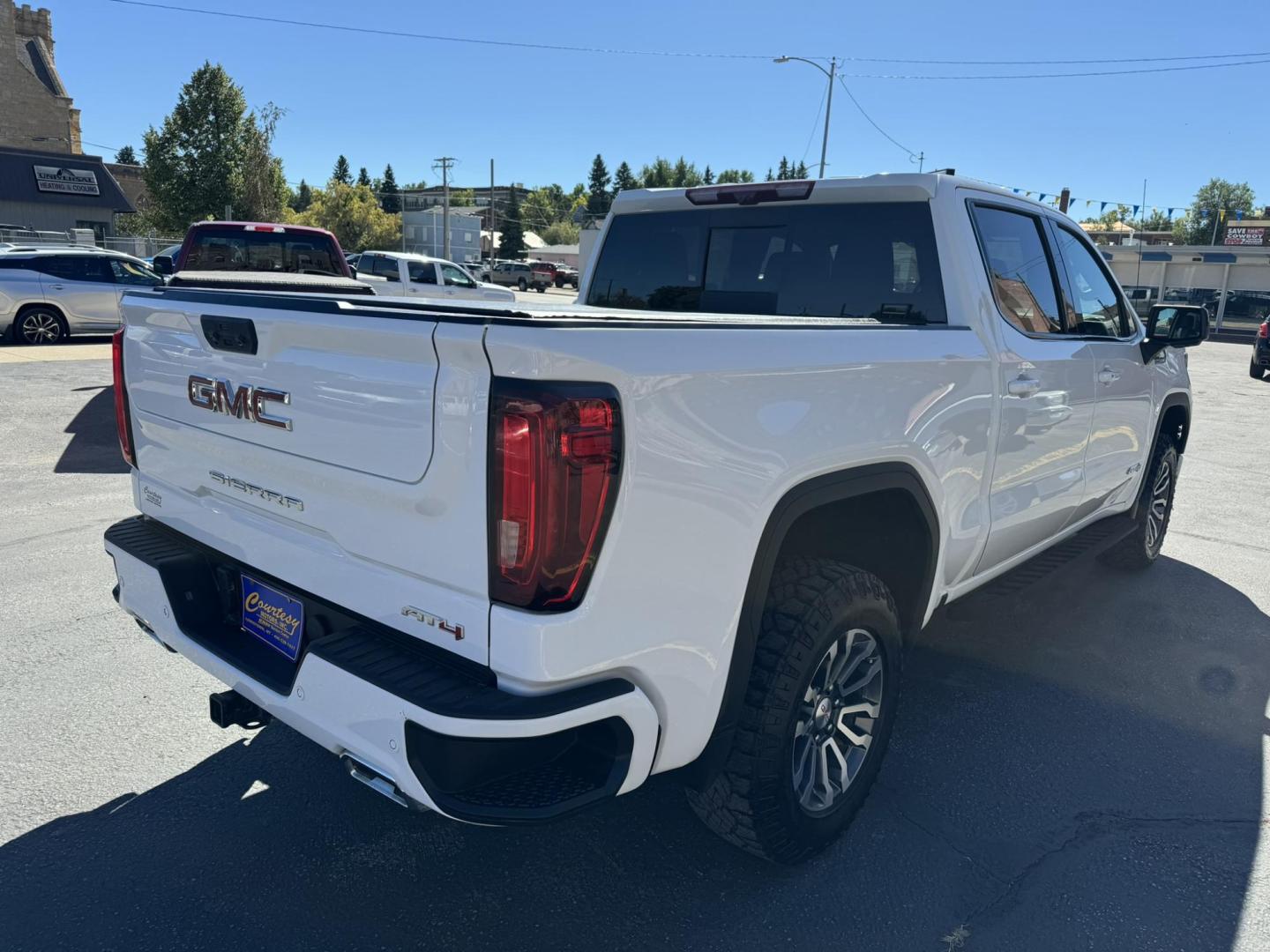 2022 WHITE /Charcoal GMC Sierra 1500 AT4 Crew Cab 4WD (1GTUUEETXNZ) with an 3.0L V6 DOHC 24V DIESEL engine, 6A transmission, located at 116 5th Avenue South, Lewistown, MT, 59457, 47.063877, -109.427879 - Photo#2