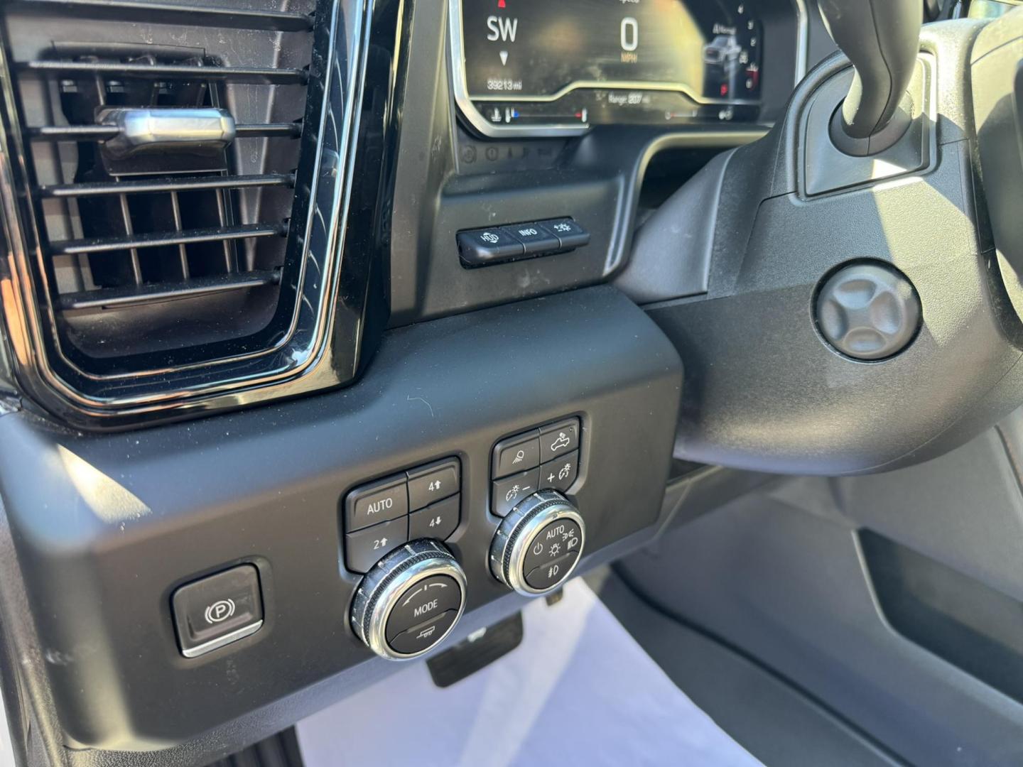 2022 WHITE /Charcoal GMC Sierra 1500 AT4 Crew Cab 4WD (1GTUUEETXNZ) with an 3.0L V6 DOHC 24V DIESEL engine, 6A transmission, located at 116 5th Avenue South, Lewistown, MT, 59457, 47.063877, -109.427879 - Photo#13