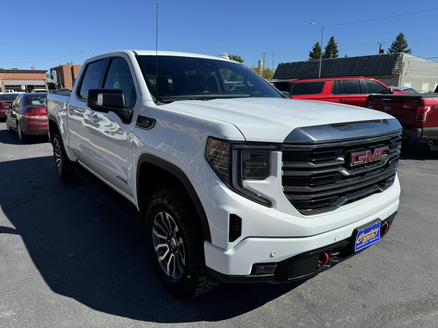 2022 WHITE /Charcoal GMC Sierra 1500 AT4 Crew Cab 4WD (1GTUUEETXNZ) with an 3.0L V6 DOHC 24V DIESEL engine, 6A transmission, located at 116 5th Avenue South, Lewistown, MT, 59457, 47.063877, -109.427879 - 2022 GMC Sierra 1500 Crew Cab AT4, a rugged yet refined truck built to handle any challenge. This powerful vehicle combines the durability of a full-size pickup with the comfort and technology of a premium ride. The AT4 trim brings off-road capabilities with upgraded suspension, all-terrain tires, a - Photo#0