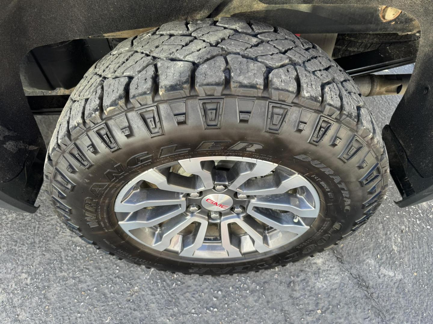 2022 WHITE /Charcoal GMC Sierra 1500 AT4 Crew Cab 4WD (1GTUUEETXNZ) with an 3.0L V6 DOHC 24V DIESEL engine, 6A transmission, located at 116 5th Avenue South, Lewistown, MT, 59457, 47.063877, -109.427879 - Photo#26