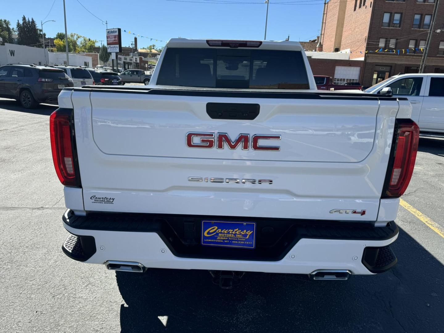 2022 WHITE /Charcoal GMC Sierra 1500 AT4 Crew Cab 4WD (1GTUUEETXNZ) with an 3.0L V6 DOHC 24V DIESEL engine, 6A transmission, located at 116 5th Avenue South, Lewistown, MT, 59457, 47.063877, -109.427879 - Photo#3