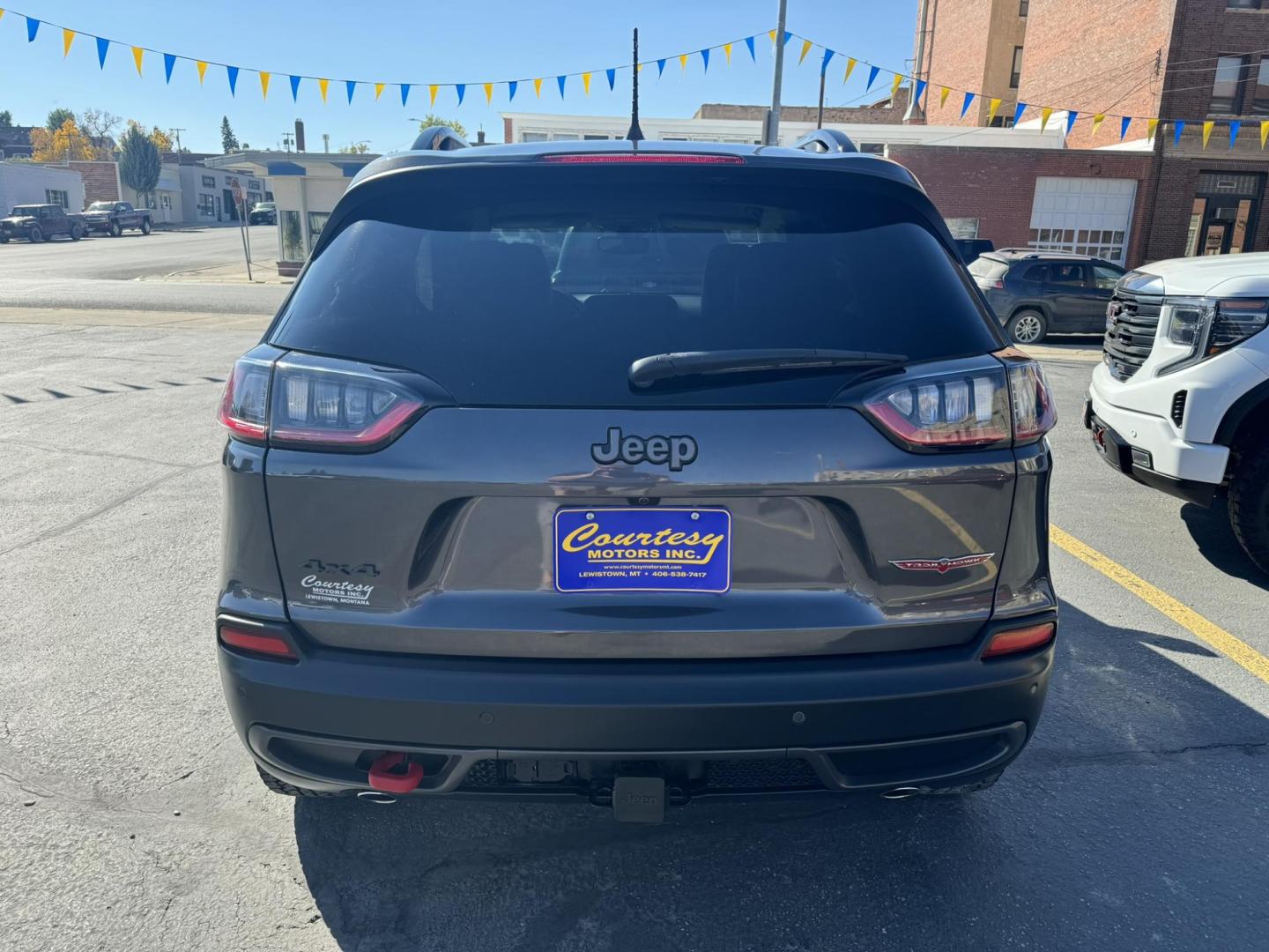 2022 Grey /Black Jeep Cherokee Trailhawk 4WD (1C4PJMBXXND) with an 3.2L V6 DOHC 24V engine, 9A transmission, located at 116 5th Avenue South, Lewistown, MT, 59457, 47.063877, -109.427879 - 2022 Jeep Cherokee Trailhawk AWD. This off-road-ready SUV is designed for adventure, with Jeep’s legendary 4x4 capability and Trailhawk-specific features like skid plates, tow hooks, and increased ground clearance. The all-wheel drive system ensures confidence in tough terrains and varying weather - Photo#2