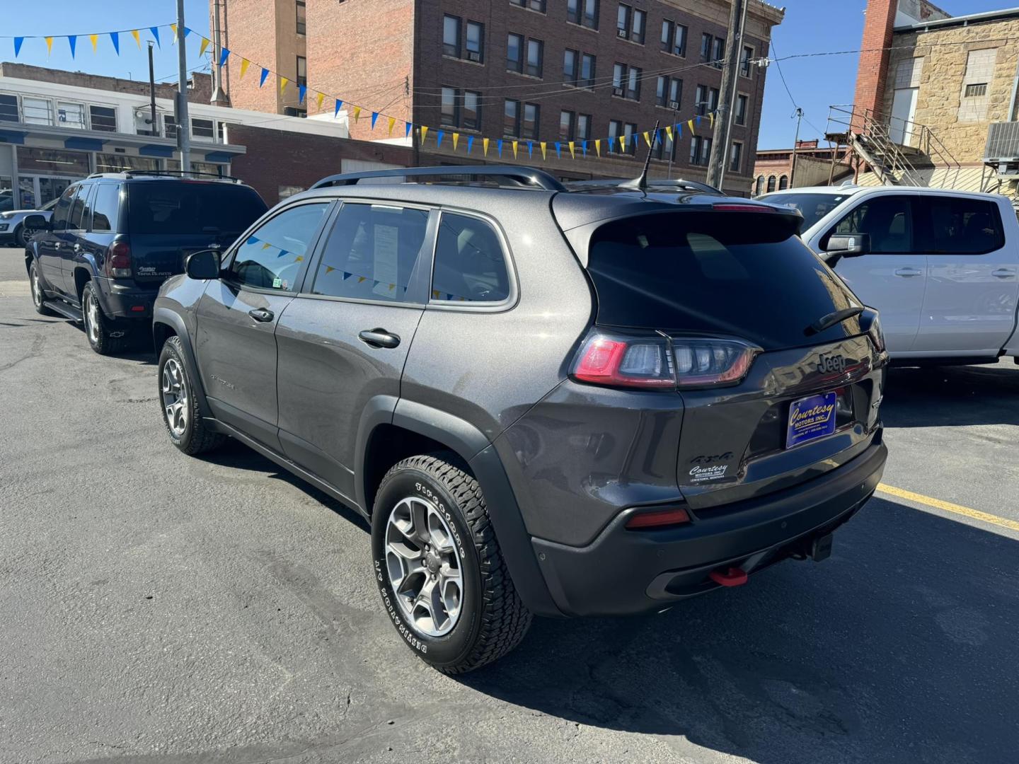 2022 Grey /Black Jeep Cherokee Trailhawk 4WD (1C4PJMBXXND) with an 3.2L V6 DOHC 24V engine, 9A transmission, located at 116 5th Avenue South, Lewistown, MT, 59457, 47.063877, -109.427879 - Photo#3