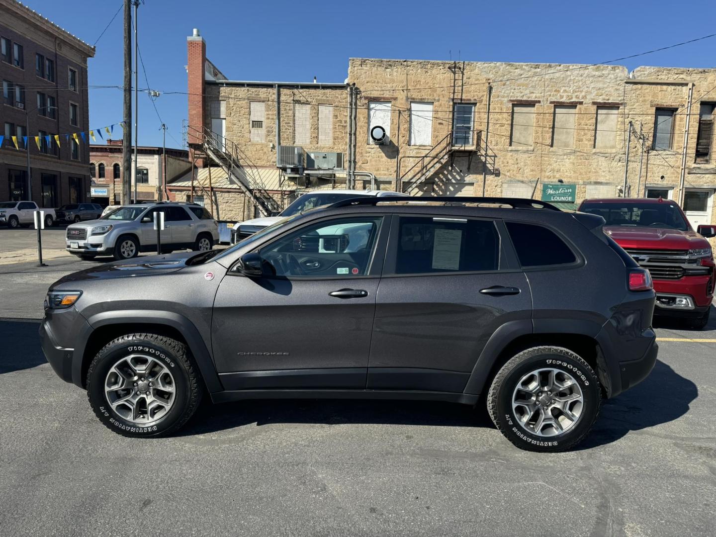 2022 Grey /Black Jeep Cherokee Trailhawk 4WD (1C4PJMBXXND) with an 3.2L V6 DOHC 24V engine, 9A transmission, located at 116 5th Avenue South, Lewistown, MT, 59457, 47.063877, -109.427879 - Photo#4