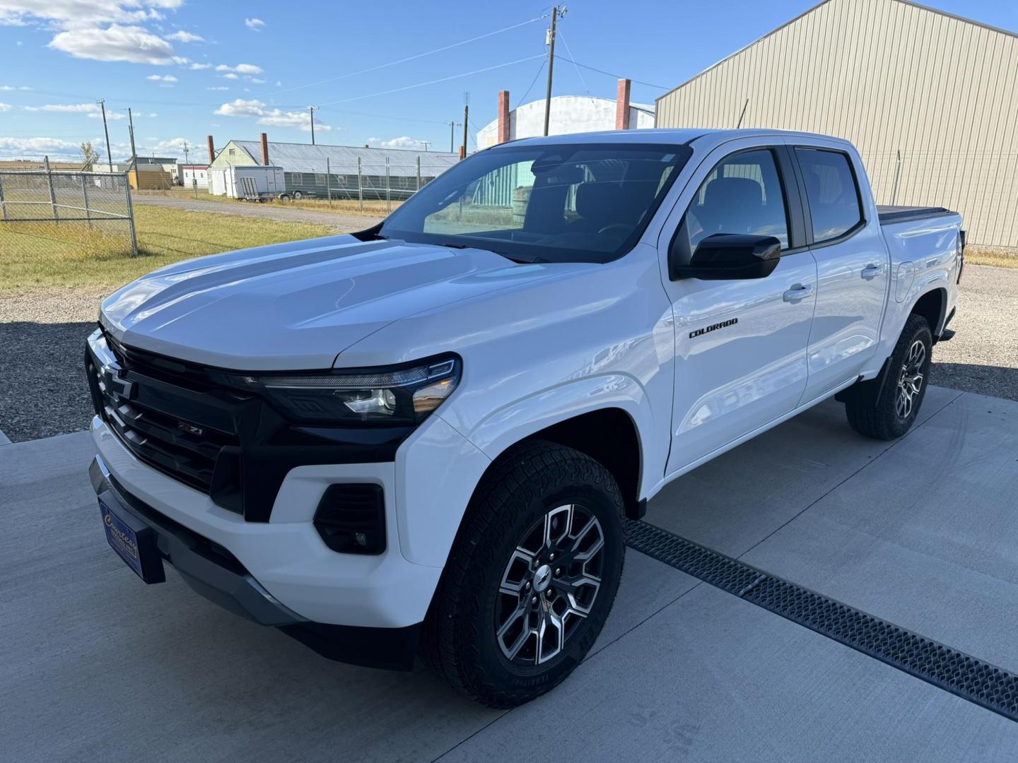 2023 WHITE /Charcoal Chevrolet Colorado Z71 Crew Cab 4WD (1GCPTDEK2P1) with an 2.7L L4 DOHC 16V TURBO engine, 6A transmission, located at 116 5th Avenue South, Lewistown, MT, 59457, 47.063877, -109.427879 - Experience power and versatility with the 2023 Chevrolet Colorado Z71 Crew Cab 4WD. This rugged truck is built to handle any terrain, offering a bold design and the capability you need for both work and play. Equipped with a robust 4WD system, it ensures confident performance on all surfaces, while - Photo#0