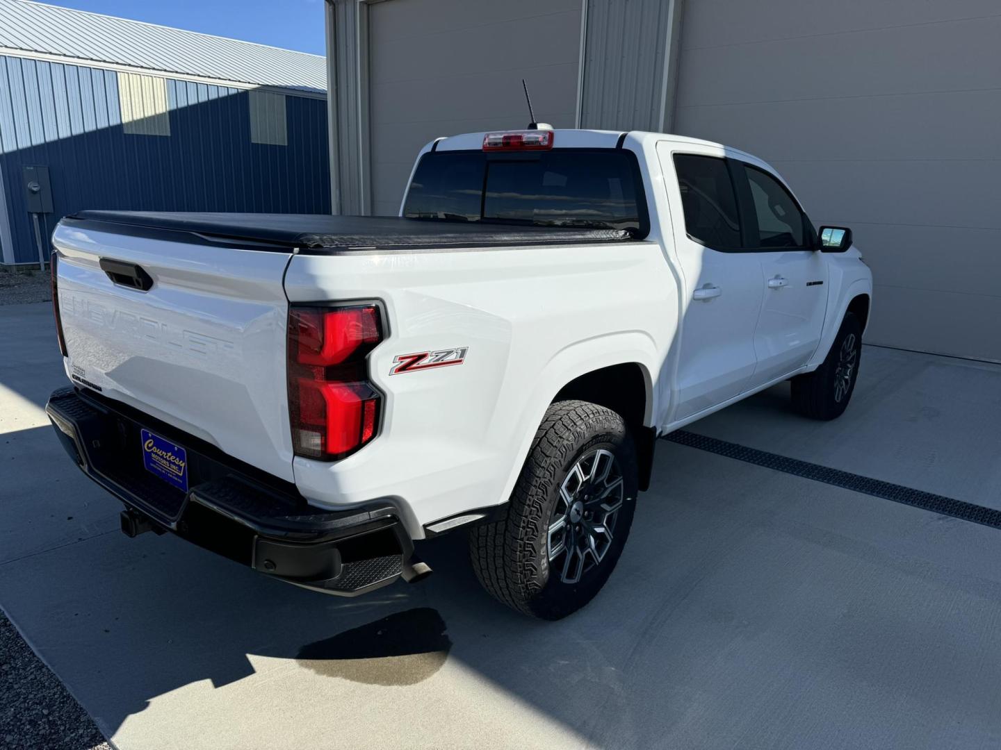 2023 WHITE /Charcoal Chevrolet Colorado Z71 Crew Cab 4WD (1GCPTDEK2P1) with an 2.7L L4 DOHC 16V TURBO engine, 6A transmission, located at 116 5th Avenue South, Lewistown, MT, 59457, 47.063877, -109.427879 - Experience power and versatility with the 2023 Chevrolet Colorado Z71 Crew Cab 4WD. This rugged truck is built to handle any terrain, offering a bold design and the capability you need for both work and play. Equipped with a robust 4WD system, it ensures confident performance on all surfaces, while - Photo#3