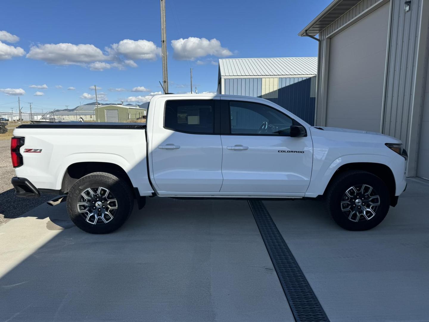 2023 WHITE /Charcoal Chevrolet Colorado Z71 Crew Cab 4WD (1GCPTDEK2P1) with an 2.7L L4 DOHC 16V TURBO engine, 6A transmission, located at 116 5th Avenue South, Lewistown, MT, 59457, 47.063877, -109.427879 - Experience power and versatility with the 2023 Chevrolet Colorado Z71 Crew Cab 4WD. This rugged truck is built to handle any terrain, offering a bold design and the capability you need for both work and play. Equipped with a robust 4WD system, it ensures confident performance on all surfaces, while - Photo#4