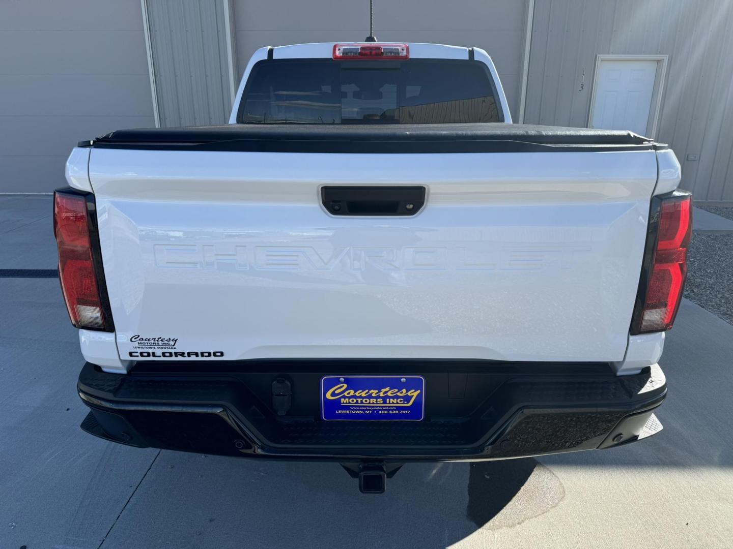 2023 WHITE /Charcoal Chevrolet Colorado Z71 Crew Cab 4WD (1GCPTDEK2P1) with an 2.7L L4 DOHC 16V TURBO engine, 6A transmission, located at 116 5th Avenue South, Lewistown, MT, 59457, 47.063877, -109.427879 - Photo#5