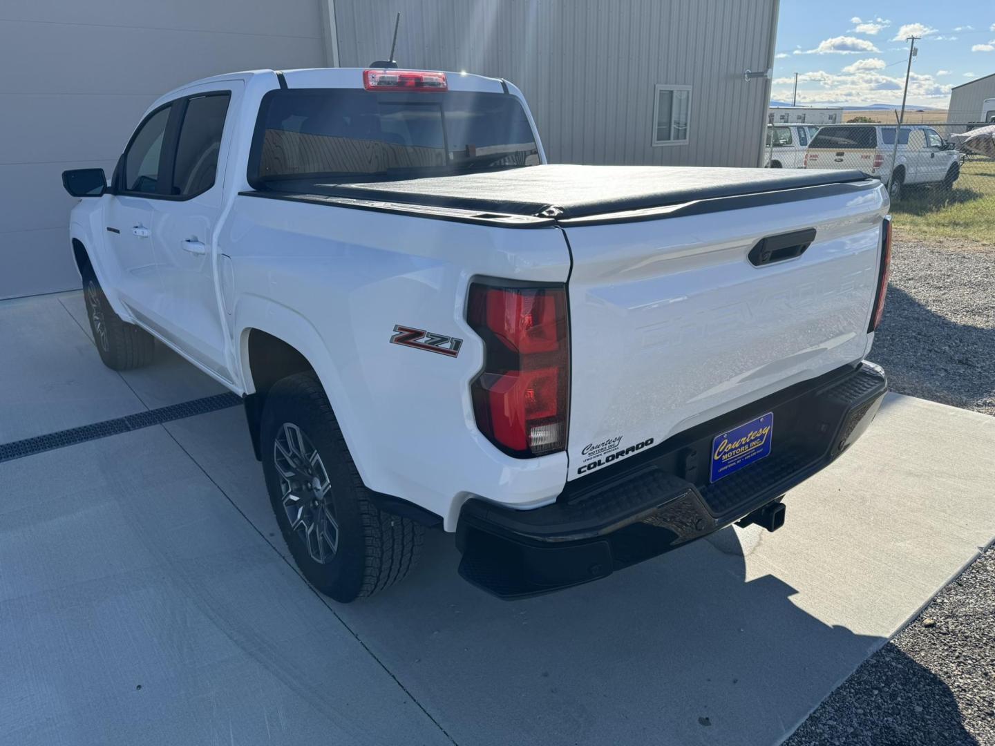 2023 WHITE /Charcoal Chevrolet Colorado Z71 Crew Cab 4WD (1GCPTDEK2P1) with an 2.7L L4 DOHC 16V TURBO engine, 6A transmission, located at 116 5th Avenue South, Lewistown, MT, 59457, 47.063877, -109.427879 - Experience power and versatility with the 2023 Chevrolet Colorado Z71 Crew Cab 4WD. This rugged truck is built to handle any terrain, offering a bold design and the capability you need for both work and play. Equipped with a robust 4WD system, it ensures confident performance on all surfaces, while - Photo#7