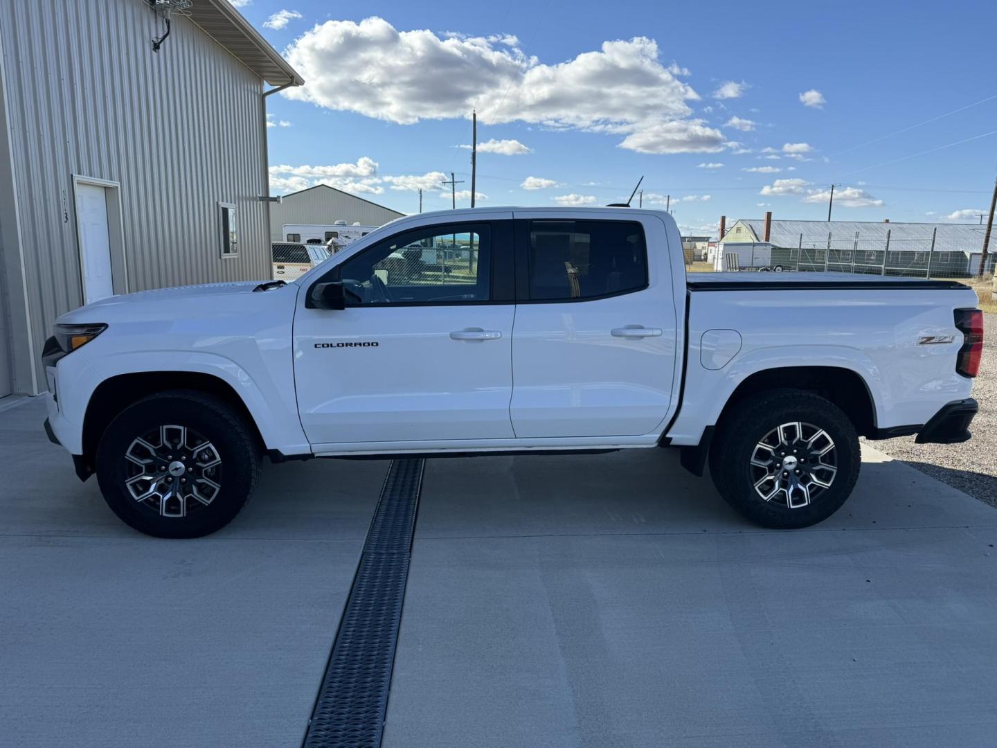 2023 WHITE /Charcoal Chevrolet Colorado Z71 Crew Cab 4WD (1GCPTDEK2P1) with an 2.7L L4 DOHC 16V TURBO engine, 6A transmission, located at 116 5th Avenue South, Lewistown, MT, 59457, 47.063877, -109.427879 - Experience power and versatility with the 2023 Chevrolet Colorado Z71 Crew Cab 4WD. This rugged truck is built to handle any terrain, offering a bold design and the capability you need for both work and play. Equipped with a robust 4WD system, it ensures confident performance on all surfaces, while - Photo#8