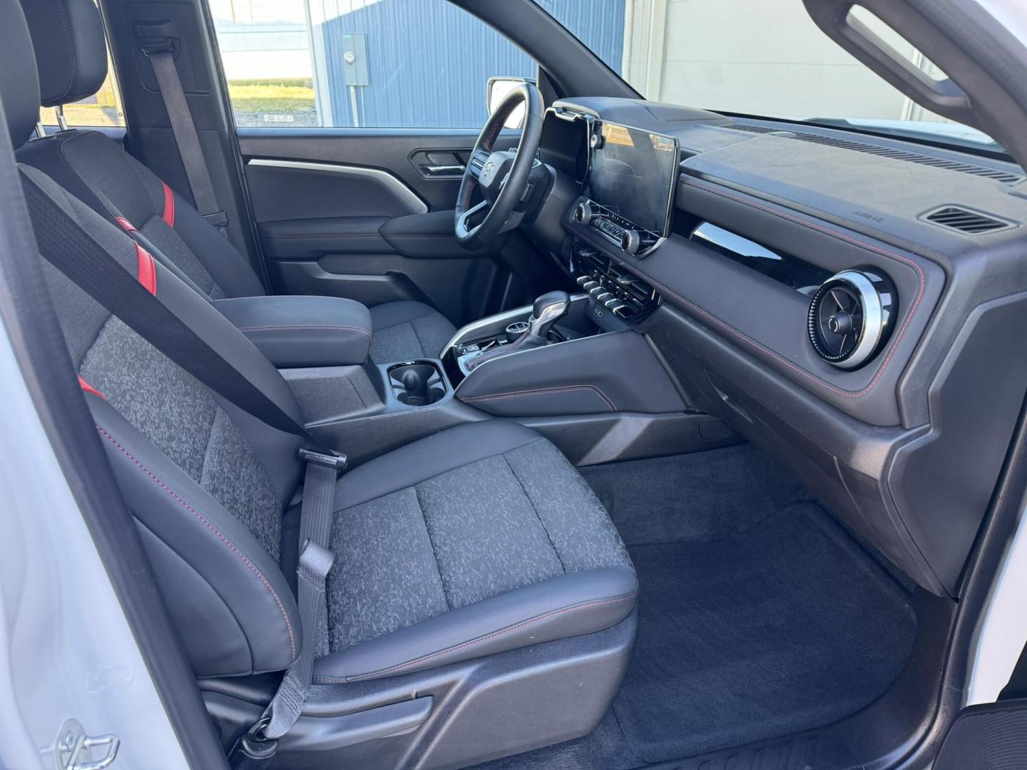 2023 WHITE /Charcoal Chevrolet Colorado Z71 Crew Cab 4WD (1GCPTDEK2P1) with an 2.7L L4 DOHC 16V TURBO engine, 6A transmission, located at 116 5th Avenue South, Lewistown, MT, 59457, 47.063877, -109.427879 - Photo#9