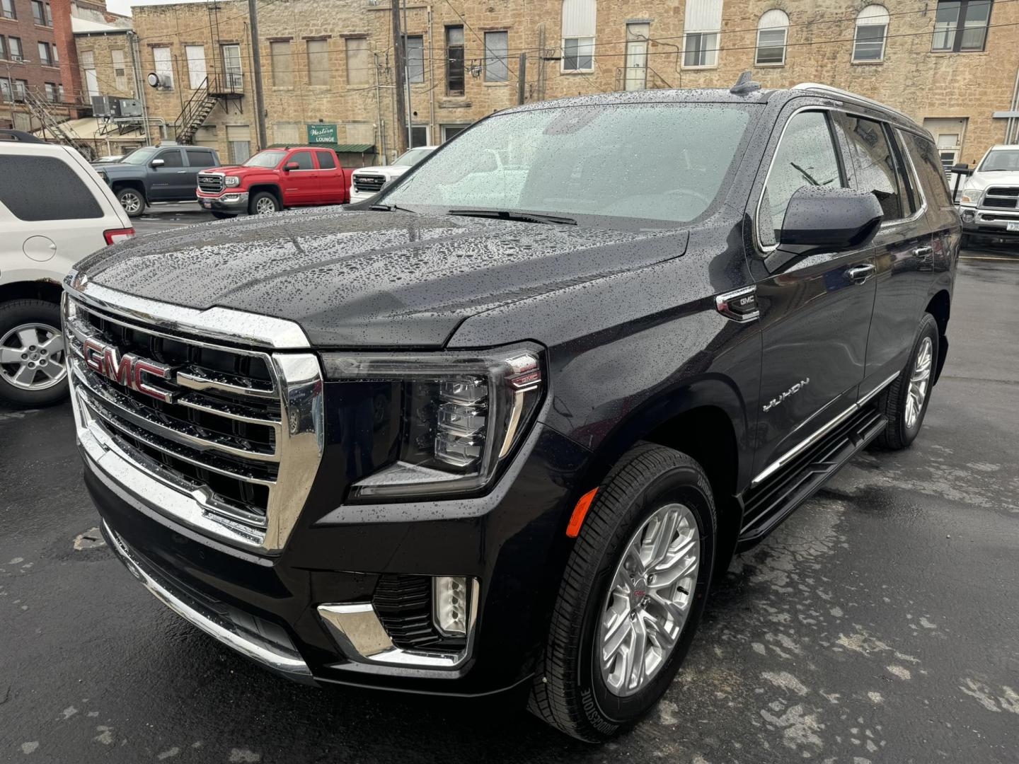 2023 Titanium /Black GMC Yukon SLT 4WD (1GKS2BKD0PR) with an 5.3L V8 OHV 16V FFV engine, 10A transmission, located at 116 5th Avenue South, Lewistown, MT, 59457, 47.063877, -109.427879 - Photo#5