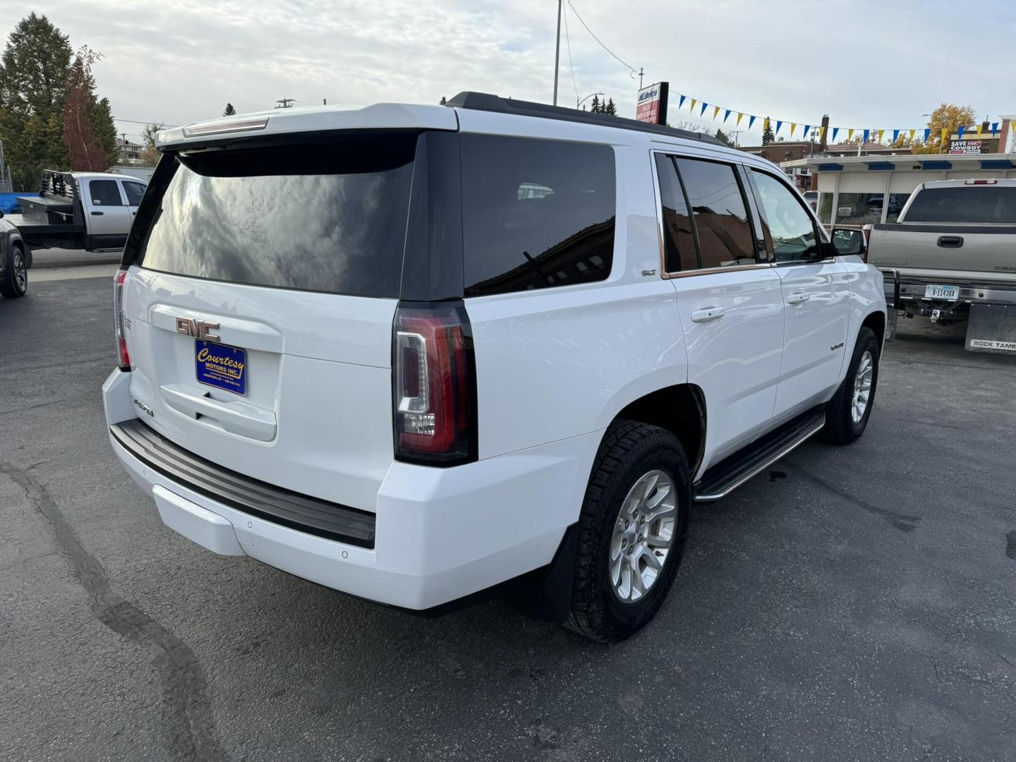 2017 WHITE /Black GMC Yukon SLT 4WD (1GKS2BKC2HR) with an 5.3L V8 OHV 16V FFV engine, 6A transmission, located at 116 5th Avenue South, Lewistown, MT, 59457, 47.063877, -109.427879 - Photo#1