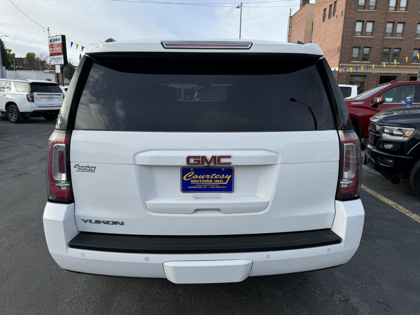 2017 WHITE /Black GMC Yukon SLT 4WD (1GKS2BKC2HR) with an 5.3L V8 OHV 16V FFV engine, 6A transmission, located at 116 5th Avenue South, Lewistown, MT, 59457, 47.063877, -109.427879 - Photo#2