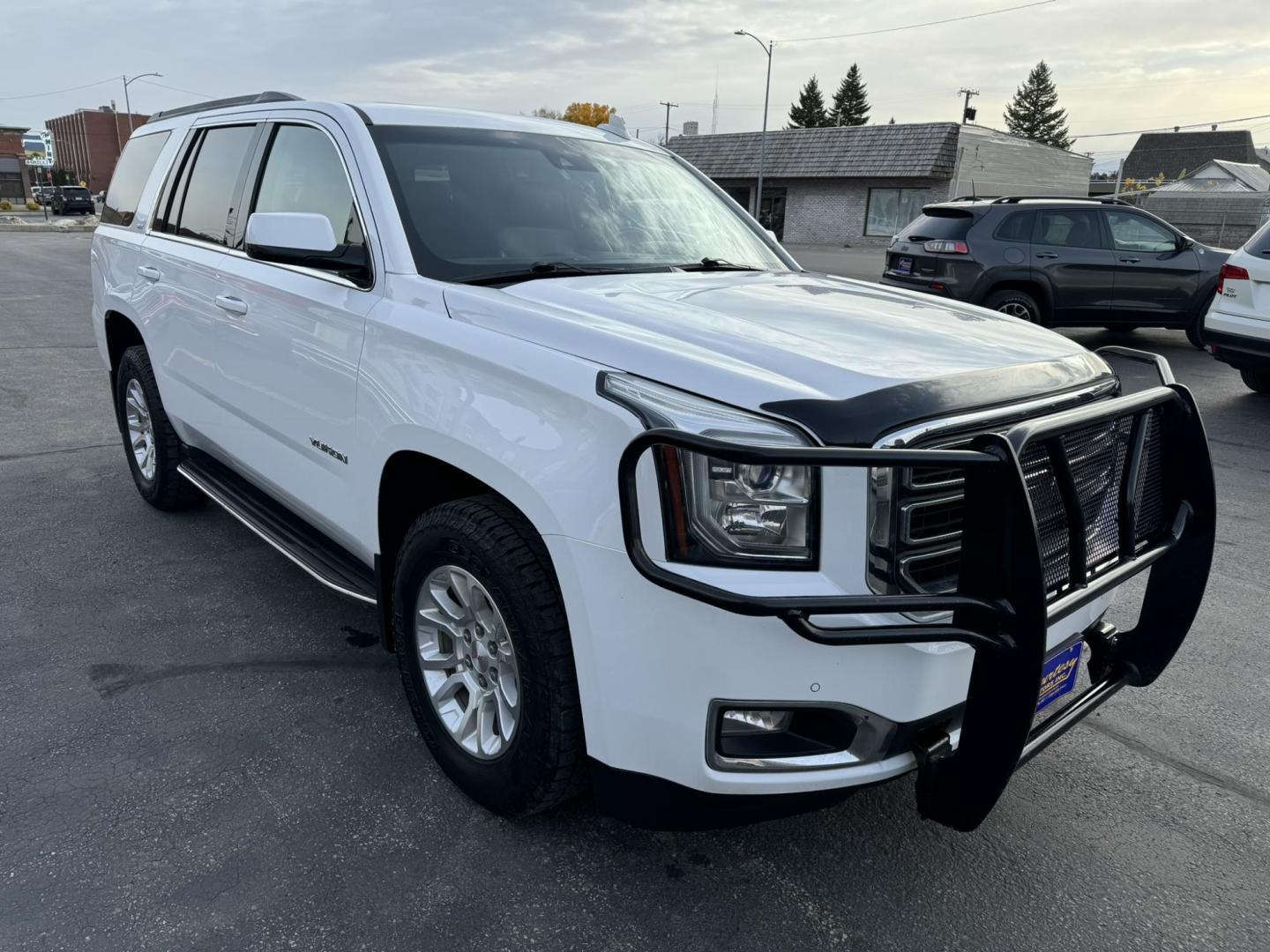 2017 WHITE /Black GMC Yukon SLT 4WD (1GKS2BKC2HR) with an 5.3L V8 OHV 16V FFV engine, 6A transmission, located at 116 5th Avenue South, Lewistown, MT, 59457, 47.063877, -109.427879 - Upgrade your journey with this pre-owned 2017 GMC Yukon SLT 4WD, a perfect blend of luxury and power. With its robust 4WD system, this SUV is built to handle all types of terrain while offering a smooth, comfortable ride. The spacious interior is designed with premium materials, accommodating up to - Photo#0