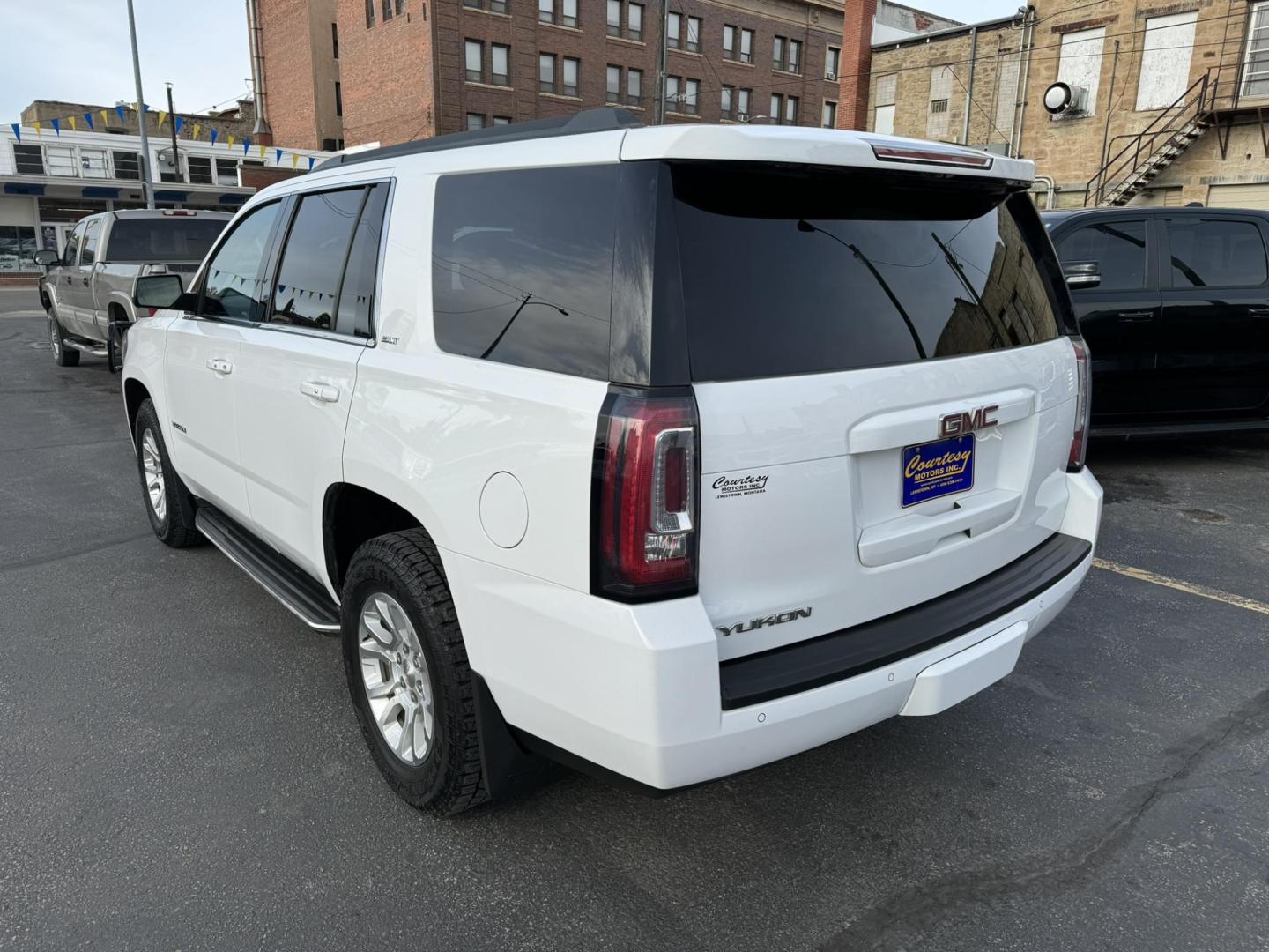 2017 WHITE /Black GMC Yukon SLT 4WD (1GKS2BKC2HR) with an 5.3L V8 OHV 16V FFV engine, 6A transmission, located at 116 5th Avenue South, Lewistown, MT, 59457, 47.063877, -109.427879 - Photo#3