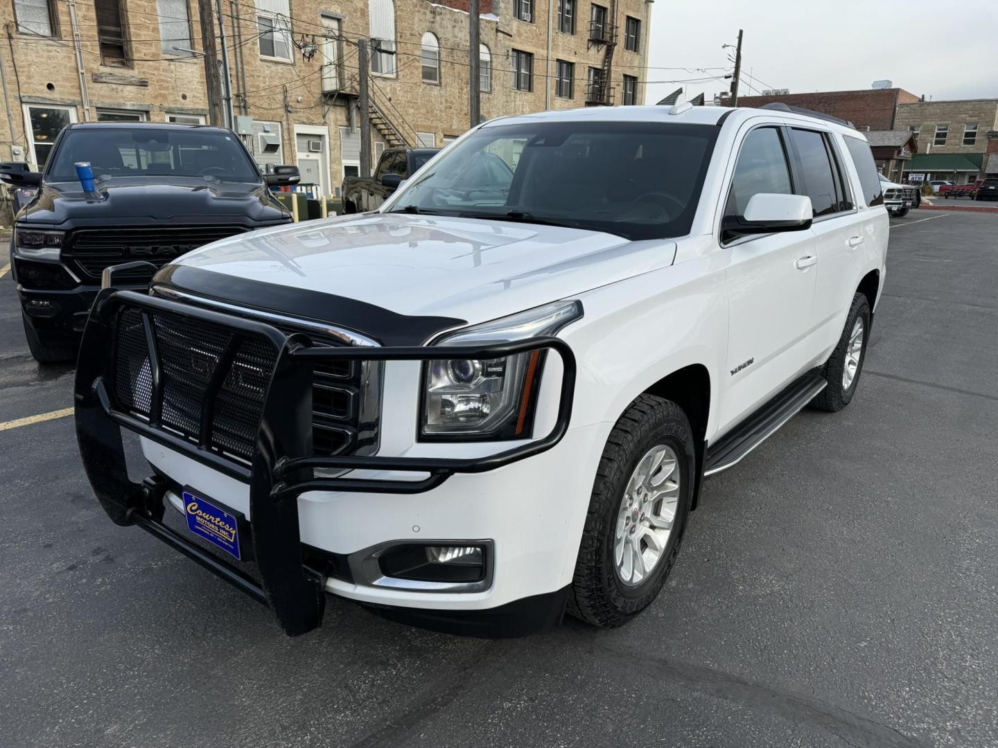 2017 WHITE /Black GMC Yukon SLT 4WD (1GKS2BKC2HR) with an 5.3L V8 OHV 16V FFV engine, 6A transmission, located at 116 5th Avenue South, Lewistown, MT, 59457, 47.063877, -109.427879 - Photo#5