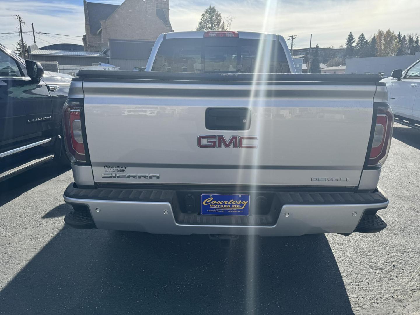 2018 silver /Black GMC Sierra 1500 Denali Crew Cab Long Box 4WD (3GTU2PEJ4JG) with an 6.2L V8 OHV 16V engine, 6A transmission, located at 116 5th Avenue South, Lewistown, MT, 59457, 47.063877, -109.427879 - Photo#4