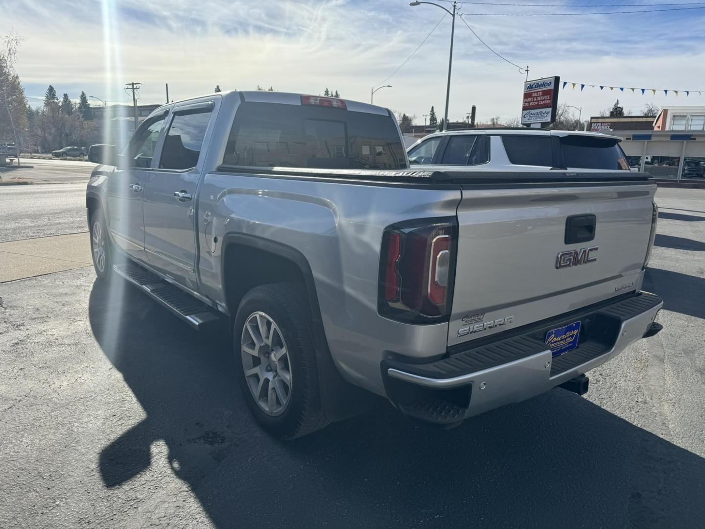 2018 silver /Black GMC Sierra 1500 Denali Crew Cab Long Box 4WD (3GTU2PEJ4JG) with an 6.2L V8 OHV 16V engine, 6A transmission, located at 116 5th Avenue South, Lewistown, MT, 59457, 47.063877, -109.427879 - Photo#5