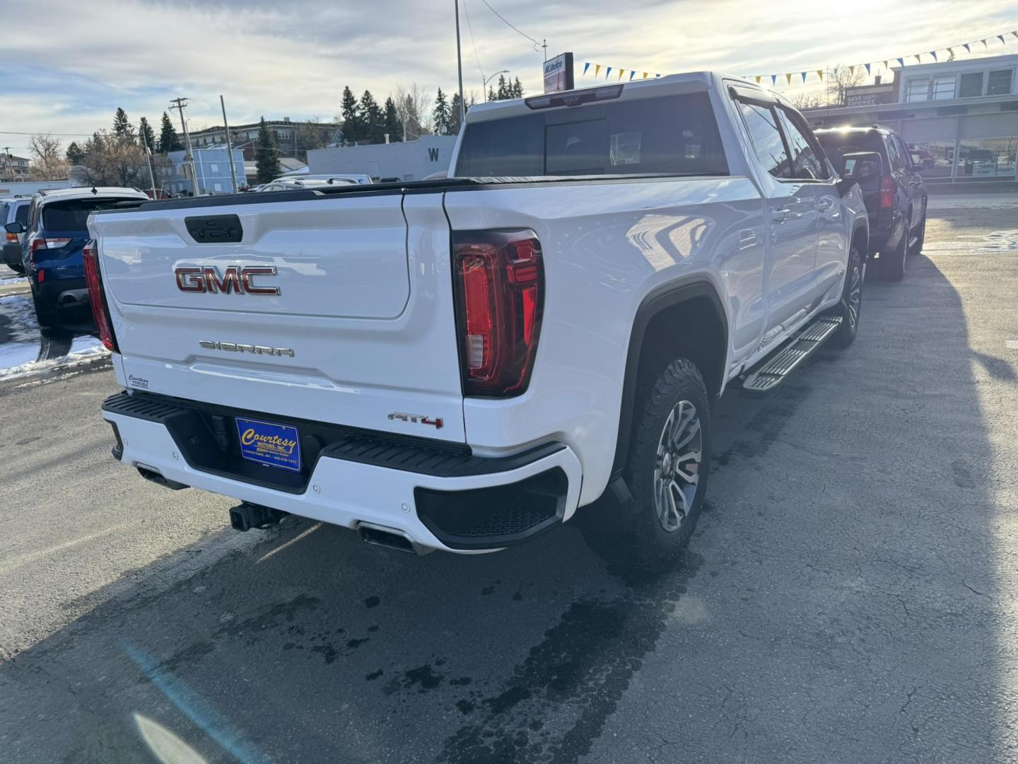 2021 WHITE /Charcoal GMC Sierra 1500 AT4 Crew Cab Short Box 4WD (1GTP9EEL0MZ) with an 6.2L V8 OHV 16V engine, 6A transmission, located at 116 5th Avenue South, Lewistown, MT, 59457, 47.063877, -109.427879 - Looking for a powerful, stylish truck that’s ready to take on any terrain? This 2021 GMC Sierra 1500 Crew AT4 4WD is the perfect choice. With its rugged design and advanced off-road capability, this truck is built to handle the toughest challenges while keeping you comfortable on every drive. Equ - Photo#3