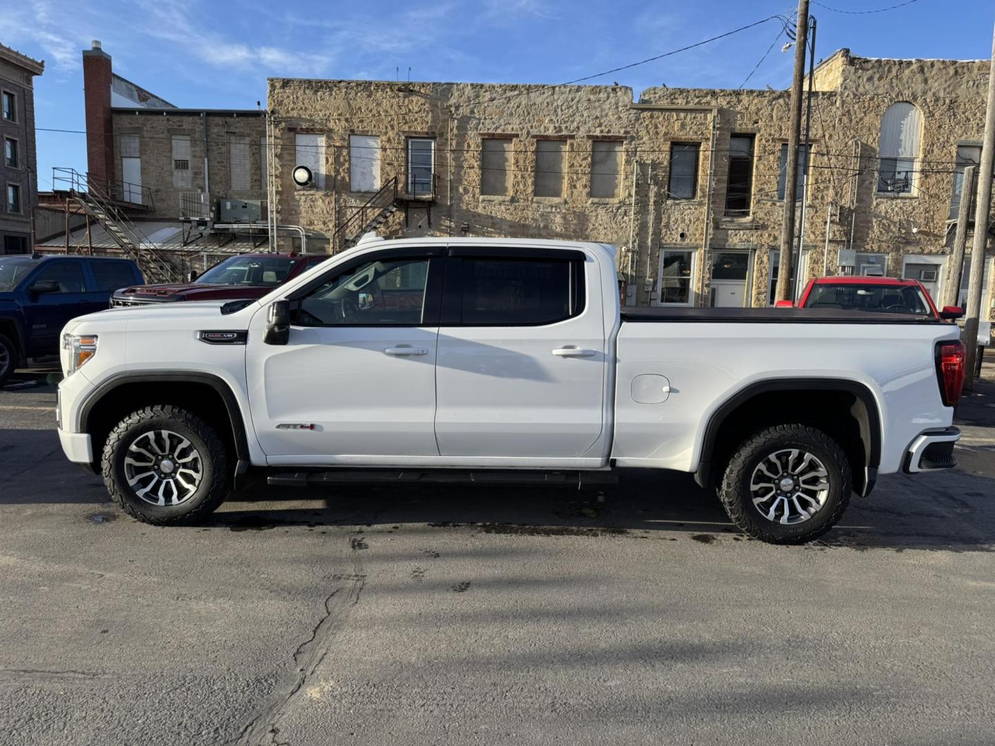 2021 WHITE /Charcoal GMC Sierra 1500 AT4 Crew Cab Short Box 4WD (1GTP9EEL0MZ) with an 6.2L V8 OHV 16V engine, 6A transmission, located at 116 5th Avenue South, Lewistown, MT, 59457, 47.063877, -109.427879 - Looking for a powerful, stylish truck that’s ready to take on any terrain? This 2021 GMC Sierra 1500 Crew AT4 4WD is the perfect choice. With its rugged design and advanced off-road capability, this truck is built to handle the toughest challenges while keeping you comfortable on every drive. Equ - Photo#7