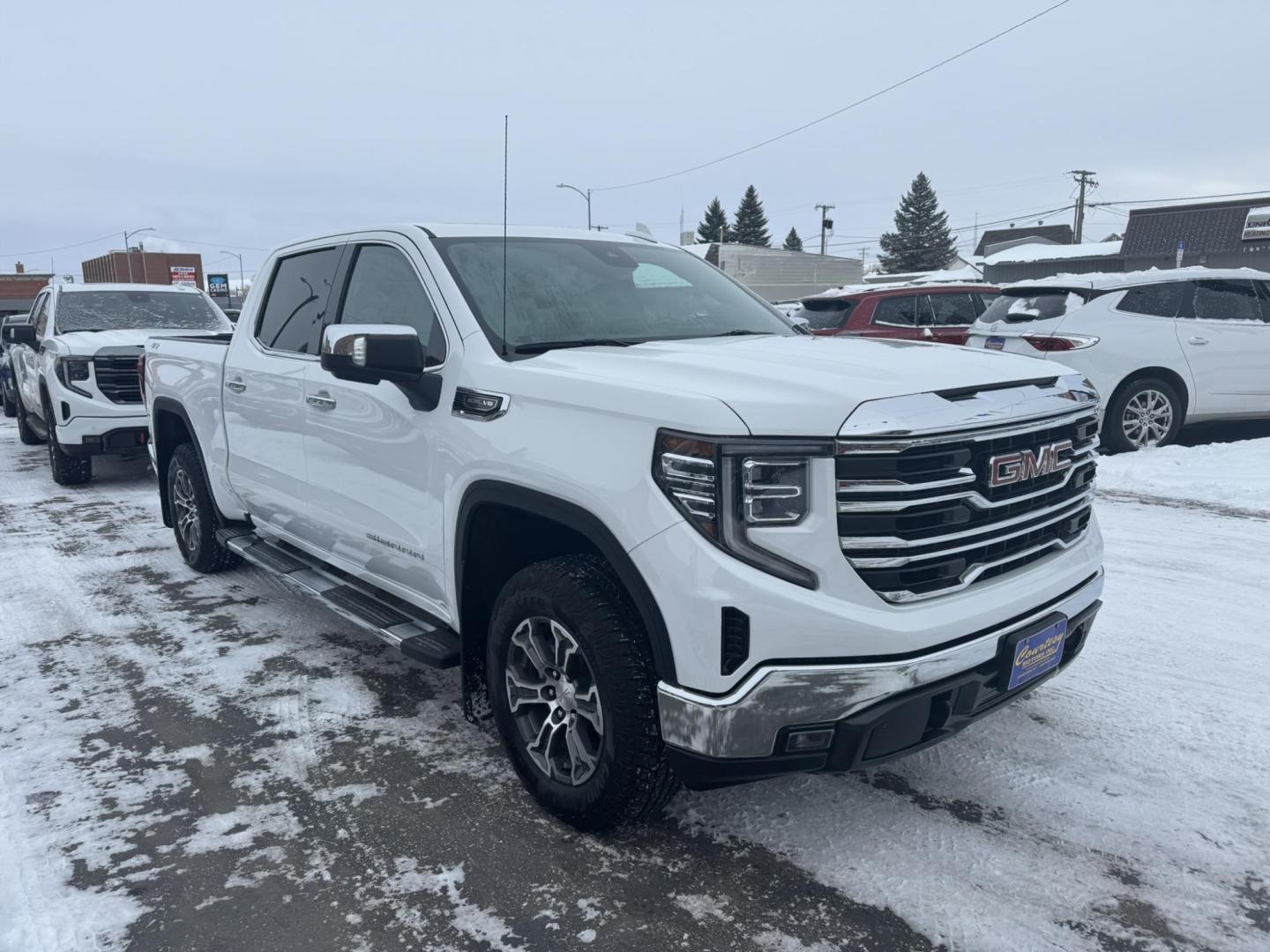 2022 WHITE /Black GMC Sierra 1500 SLT Crew Cab 4WD (1GTUUDED1NZ) with an 5.3L V8 OHV 16V engine, 6A transmission, located at 116 5th Avenue South, Lewistown, MT, 59457, 47.063877, -109.427879 - Photo#0