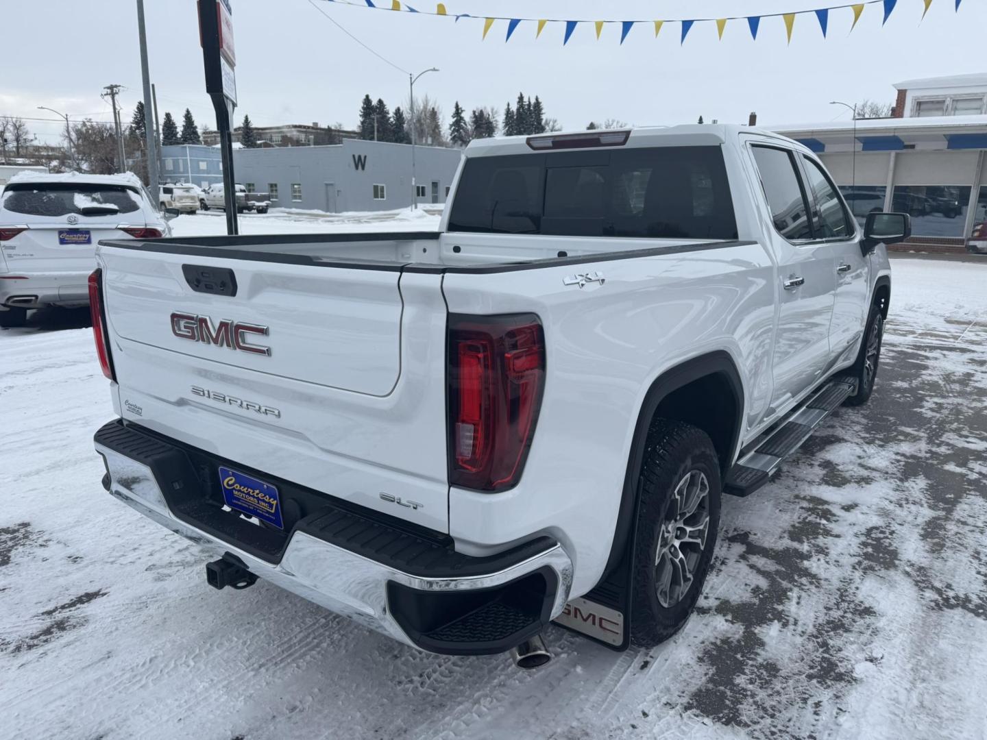 2022 WHITE /Black GMC Sierra 1500 SLT Crew Cab 4WD (1GTUUDED1NZ) with an 5.3L V8 OHV 16V engine, 6A transmission, located at 116 5th Avenue South, Lewistown, MT, 59457, 47.063877, -109.427879 - Photo#1