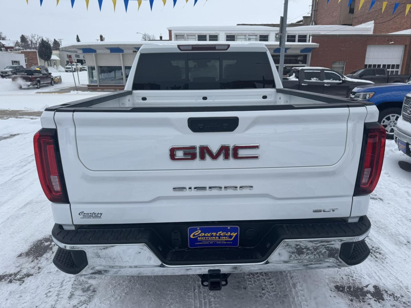 2022 WHITE /Black GMC Sierra 1500 SLT Crew Cab 4WD (1GTUUDED1NZ) with an 5.3L V8 OHV 16V engine, 6A transmission, located at 116 5th Avenue South, Lewistown, MT, 59457, 47.063877, -109.427879 - For sale: a powerful and reliable 2022 GMC Sierra 1500 Crew Cab SLT 4WD with a 5.3L V8 engine. This truck is built to handle anything you throw at it, whether it's work, adventure, or everyday driving. With a bold exterior design and a spacious, refined interior, the Sierra 1500 SLT offers the perfe - Photo#2