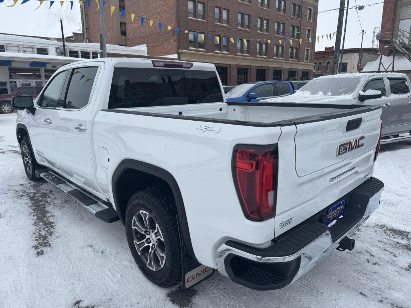 2022 WHITE /Black GMC Sierra 1500 SLT Crew Cab 4WD (1GTUUDED1NZ) with an 5.3L V8 OHV 16V engine, 6A transmission, located at 116 5th Avenue South, Lewistown, MT, 59457, 47.063877, -109.427879 - Photo#3