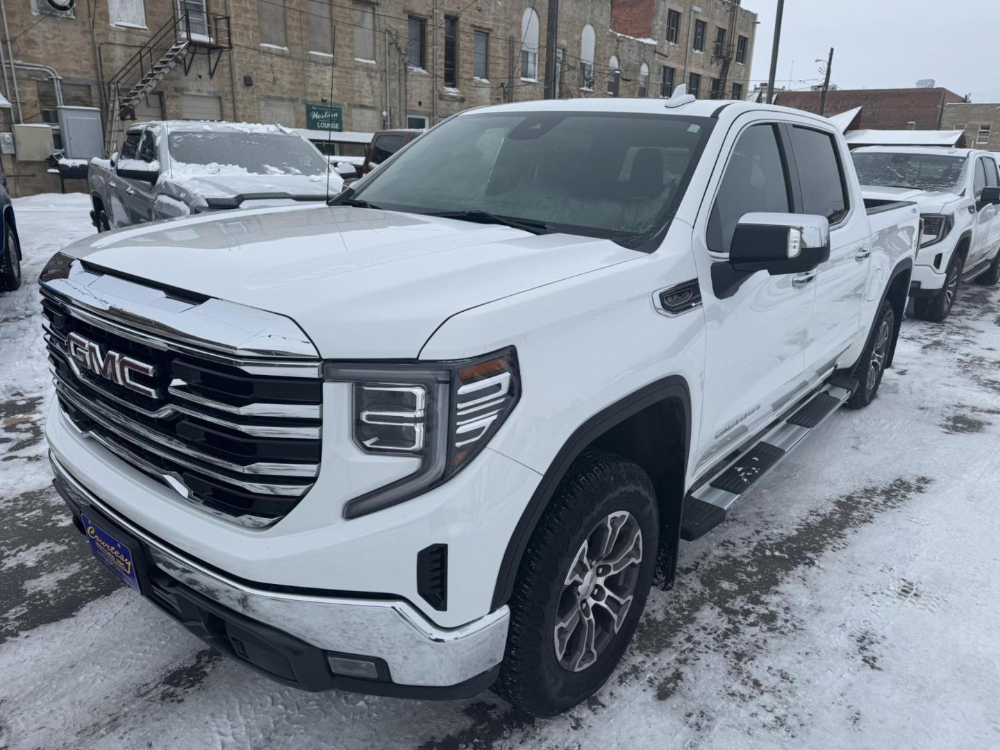 2022 WHITE /Black GMC Sierra 1500 SLT Crew Cab 4WD (1GTUUDED1NZ) with an 5.3L V8 OHV 16V engine, 6A transmission, located at 116 5th Avenue South, Lewistown, MT, 59457, 47.063877, -109.427879 - For sale: a powerful and reliable 2022 GMC Sierra 1500 Crew Cab SLT 4WD with a 5.3L V8 engine. This truck is built to handle anything you throw at it, whether it's work, adventure, or everyday driving. With a bold exterior design and a spacious, refined interior, the Sierra 1500 SLT offers the perfe - Photo#5