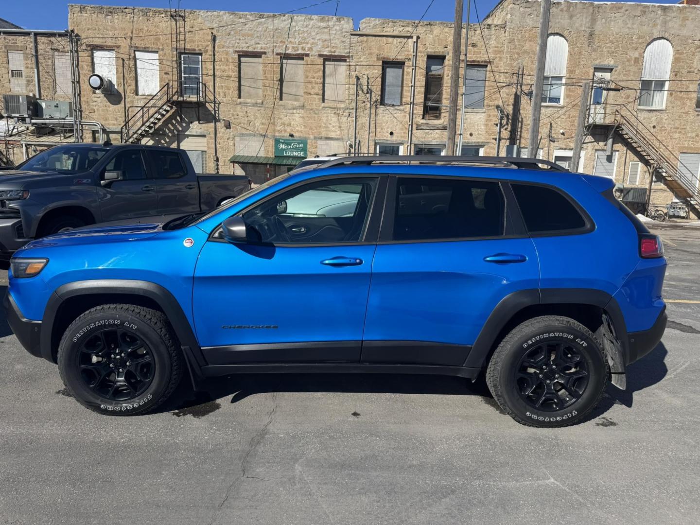 2021 Blue /Black Jeep Cherokee Trailhawk 4WD (1C4PJMBX8MD) with an 3.2L V6 DOHC 24V engine, 9A transmission, located at 116 5th Avenue South, Lewistown, MT, 59457, 47.063877, -109.427879 - Photo#1