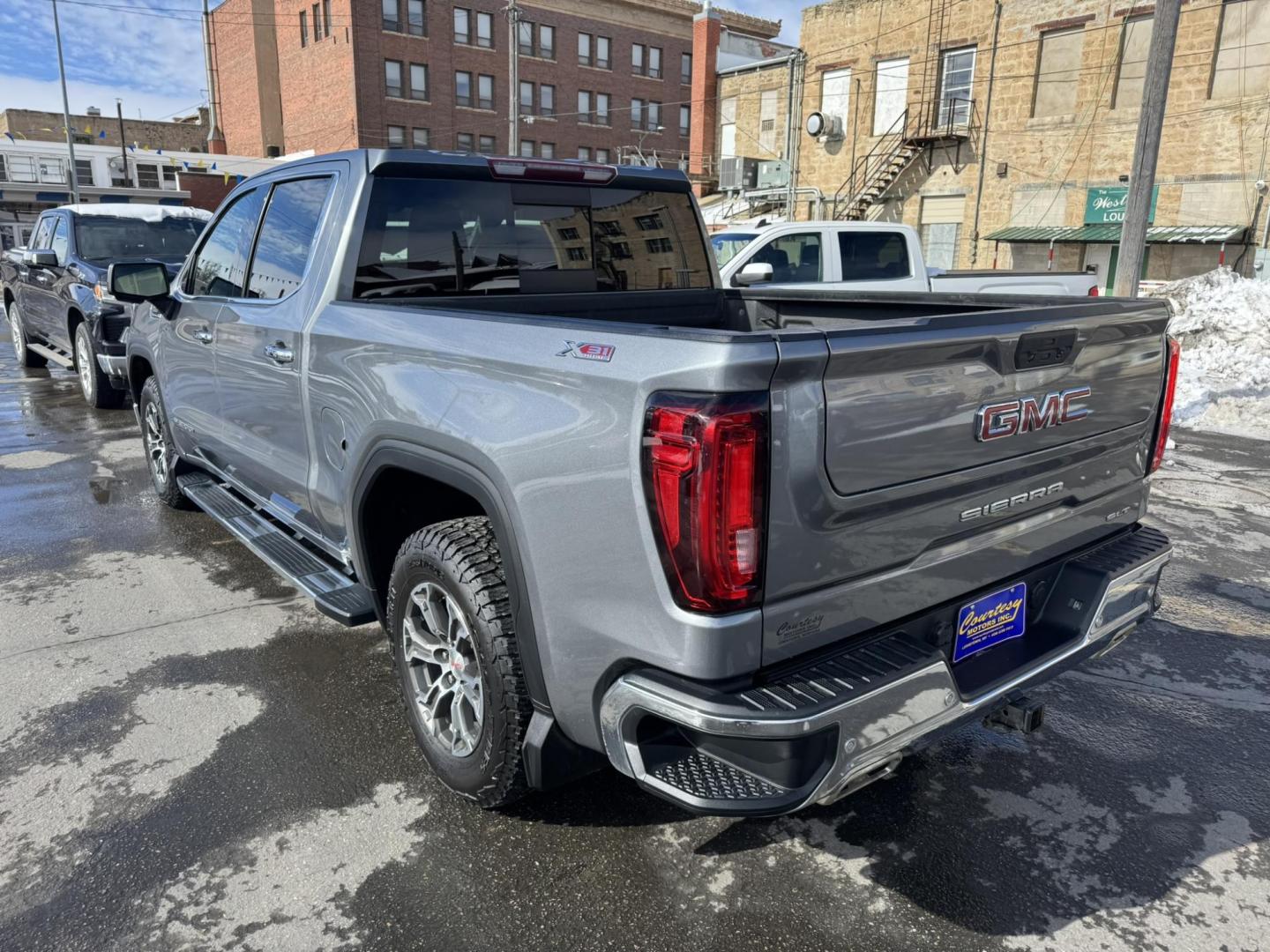 2020 Grey /Black GMC Sierra 1500 SLT Crew Cab Short Box 4WD (1GTU9DED5LZ) with an 5.3L V8 OHV 16V engine, 6A transmission, located at 116 5th Avenue South, Lewistown, MT, 59457, 47.063877, -109.427879 - 2020 GMC Sierra 1500 Crew Cab SLT 4WD—powerful, refined, and built to handle anything you throw its way. This truck combines rugged capability with premium comfort, featuring a bold exterior, a spacious crew cab, and a luxurious leather-appointed interior. Equipped with a strong V8 engine, advance - Photo#4